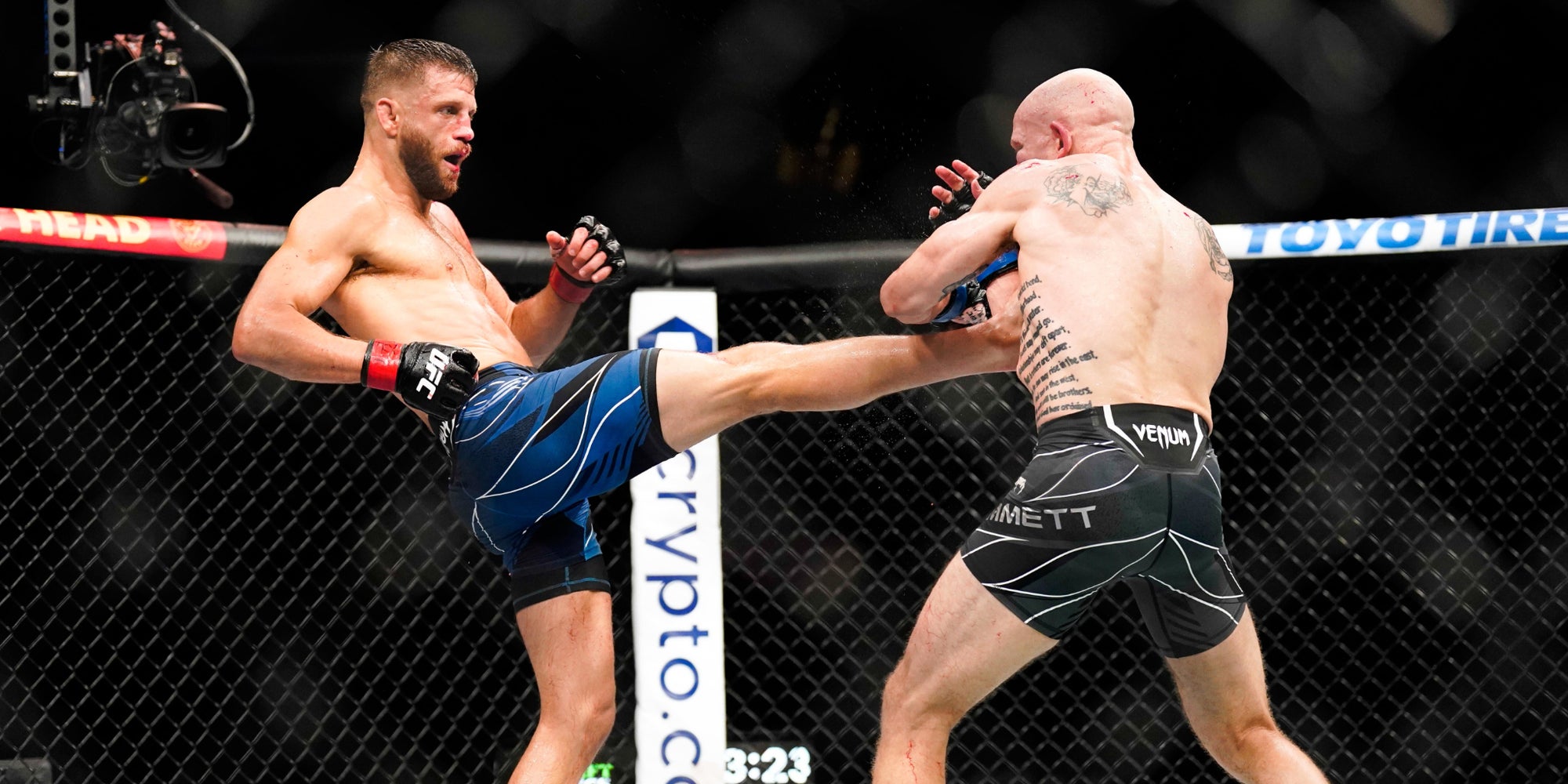 Calvin Kattar (gants rouges) face à Josh Emmett (gants bleus) lors d'un combat poids plumes d'une UFC Fight Night à Austin, Texas, le 18 juin 2022. 