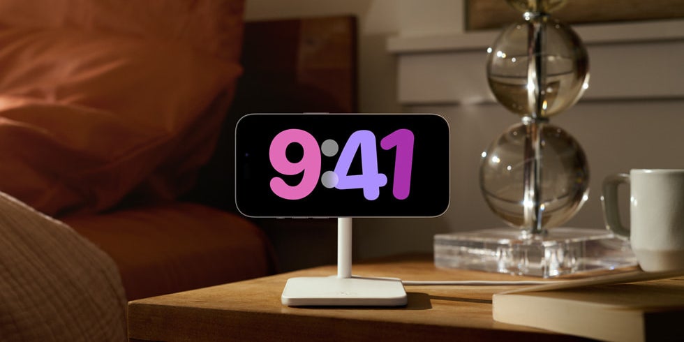 La nouvelle fonction Standby d'iOS 17 sur iPhone qui fait office de réveil