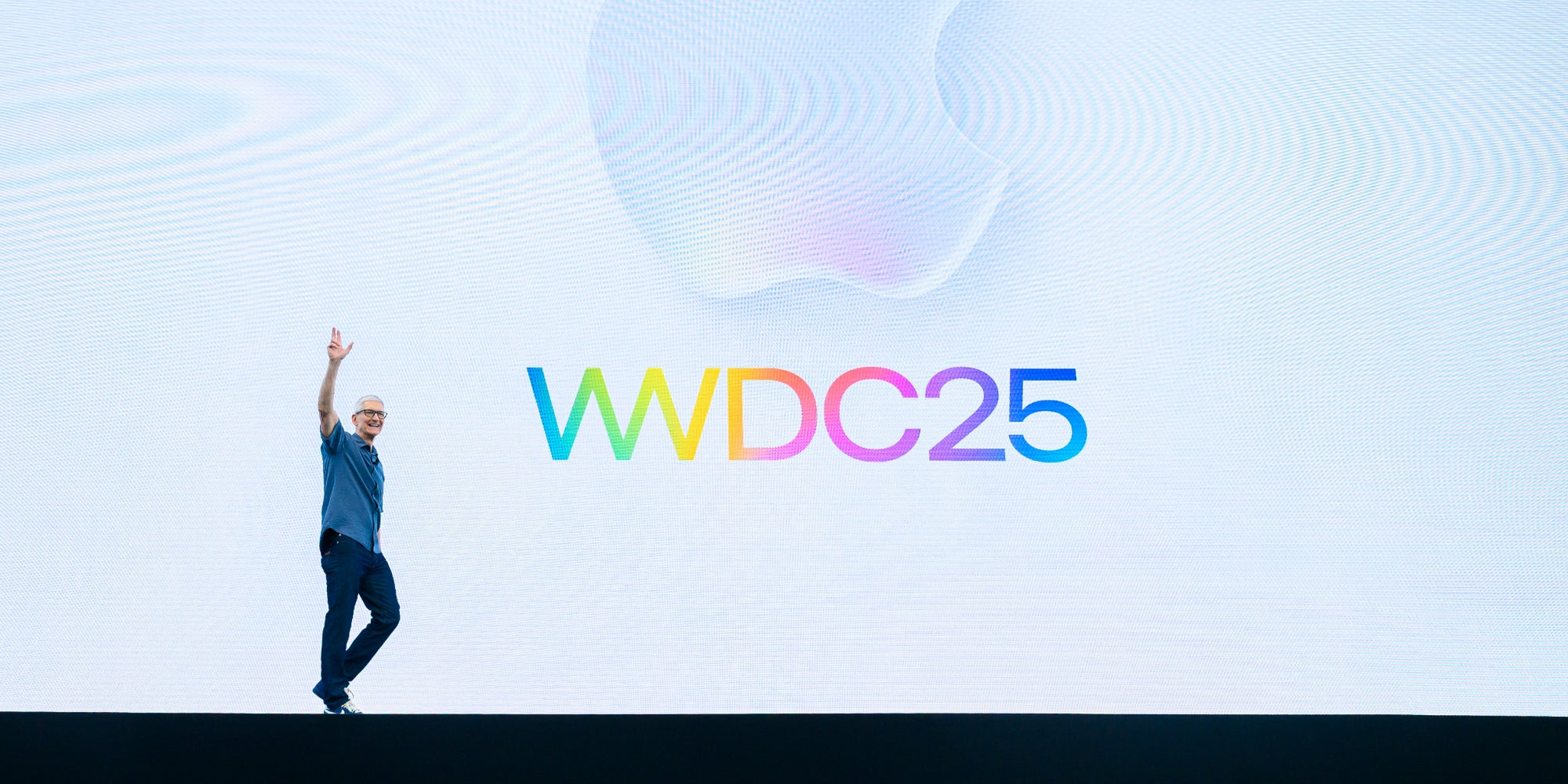 Tim Cook sur la scène de la "Worldwide Developers Conference" (WWDC) annuelle d'Apple à l'Apple Park, à Cupertino en Californie, le 9 juin 2025.