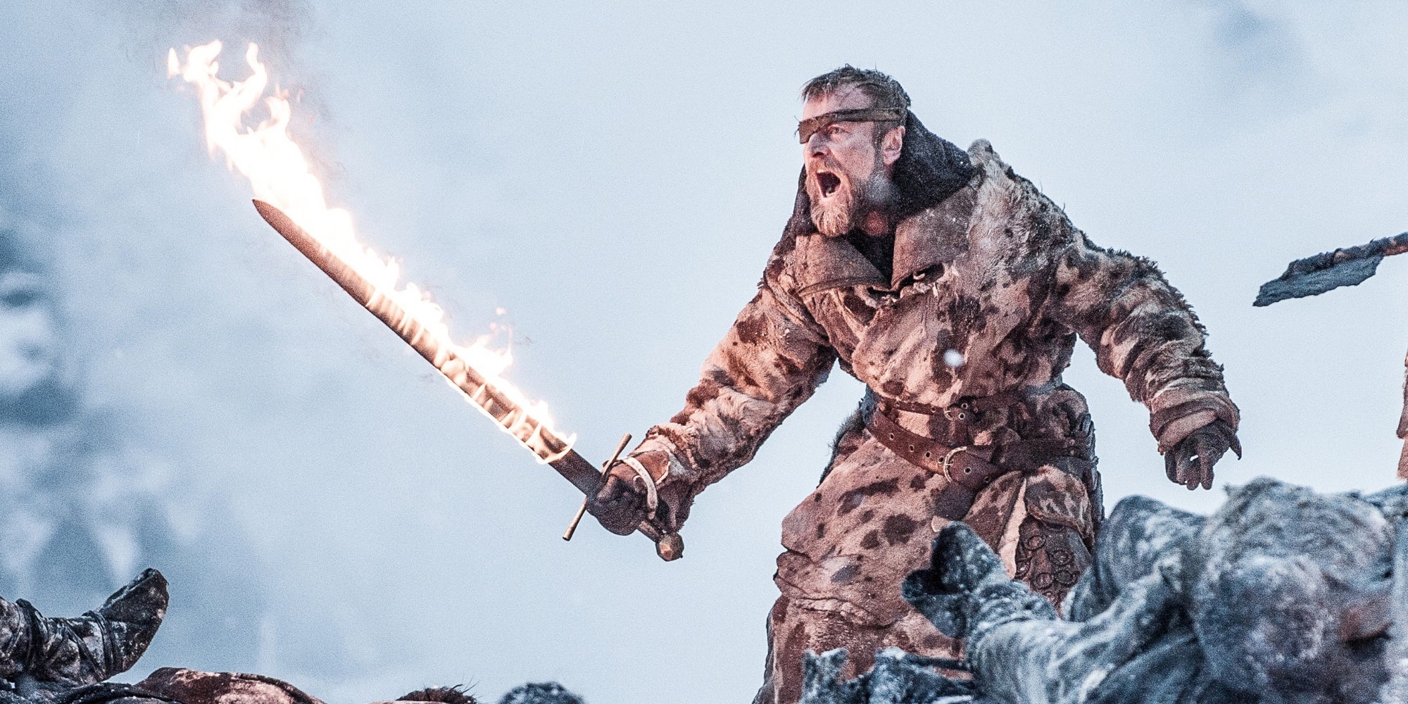 Beric Dondarrion (Richard Dormer) et son épée enflammée, en partie similaire à celle de la légende d’Azor Ahai.