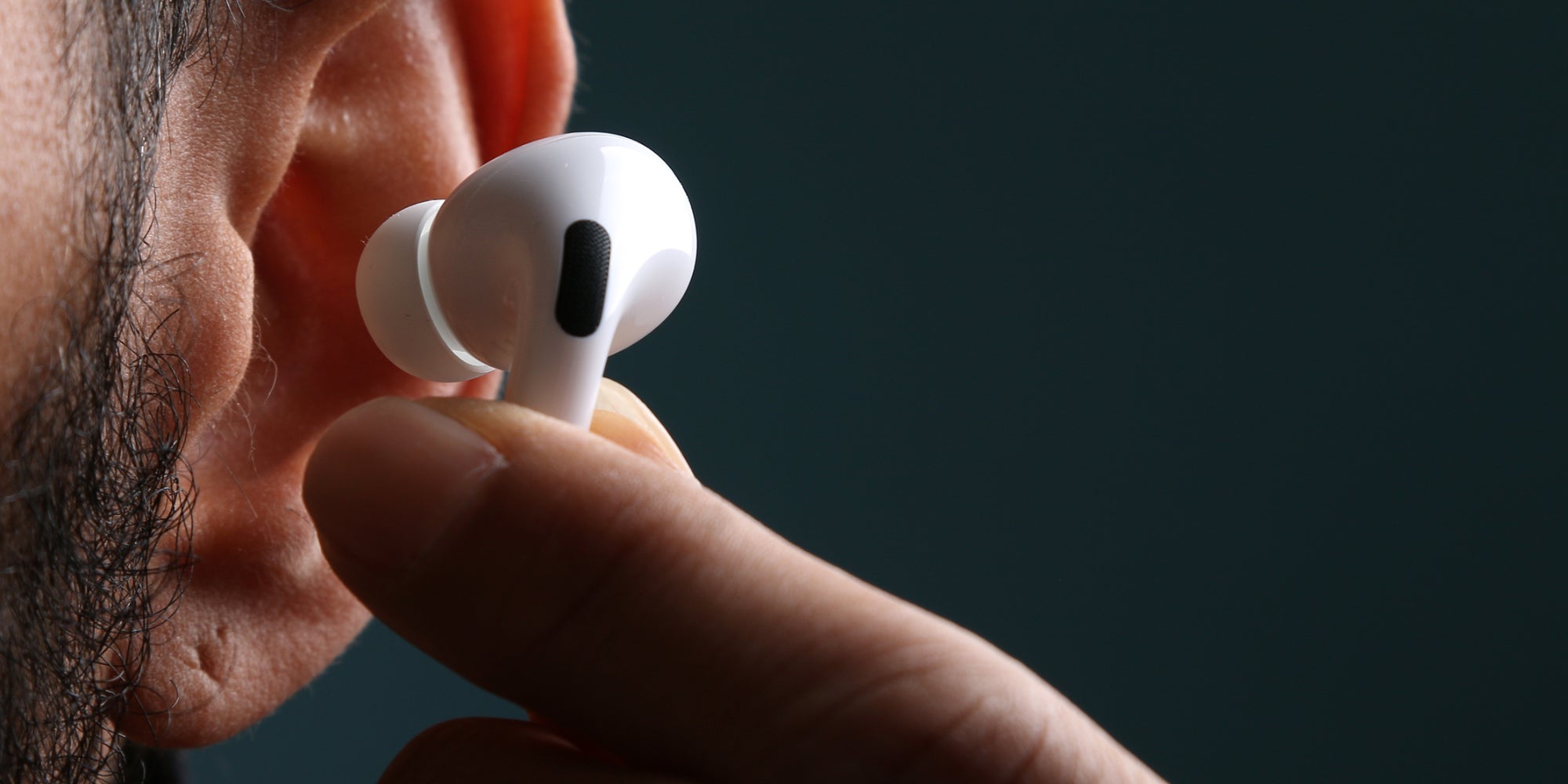 Malgré leur petite taille, les AirPods Pro regorgent de commandes pour contrôler la musique, répondre à des appels ou désactiver la réduction de bruit à l'aide de simple gestes.
