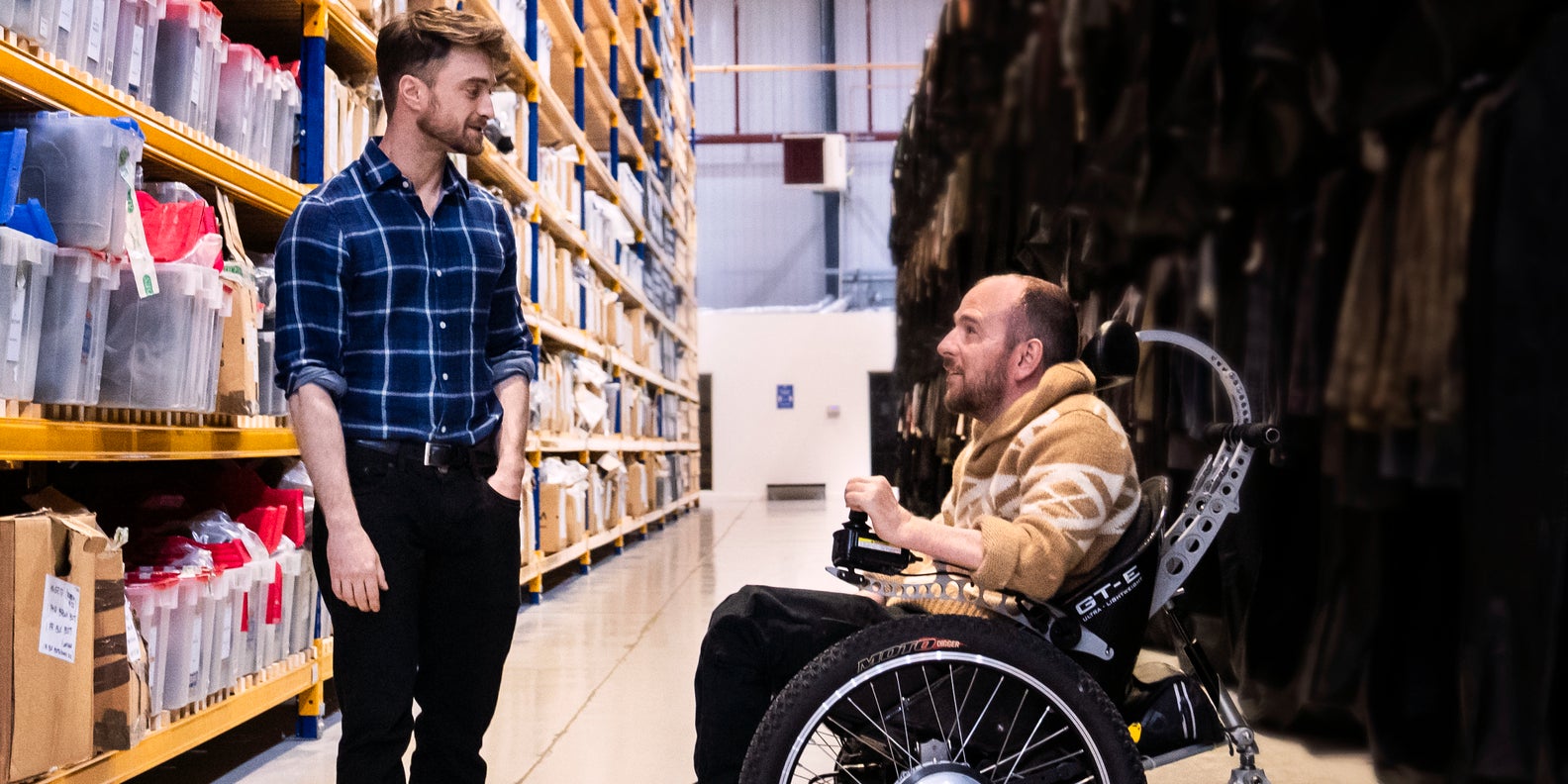 Daniel Radcliffe et son cascadeur David Holmes, au cœur du nouveau documentaire signé HBO, disponible sur Prime Video via le Pass Warner.