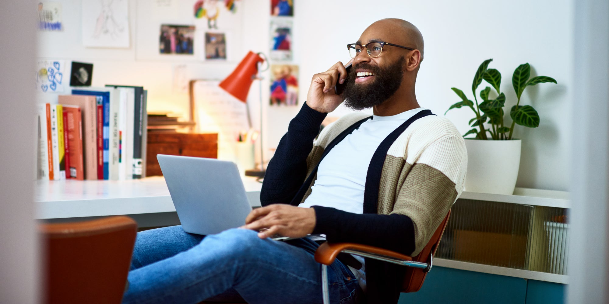 Appelez en illimité vers plus de 100 destinations internationales depuis votre téléphone fixe avec la Box SFR.