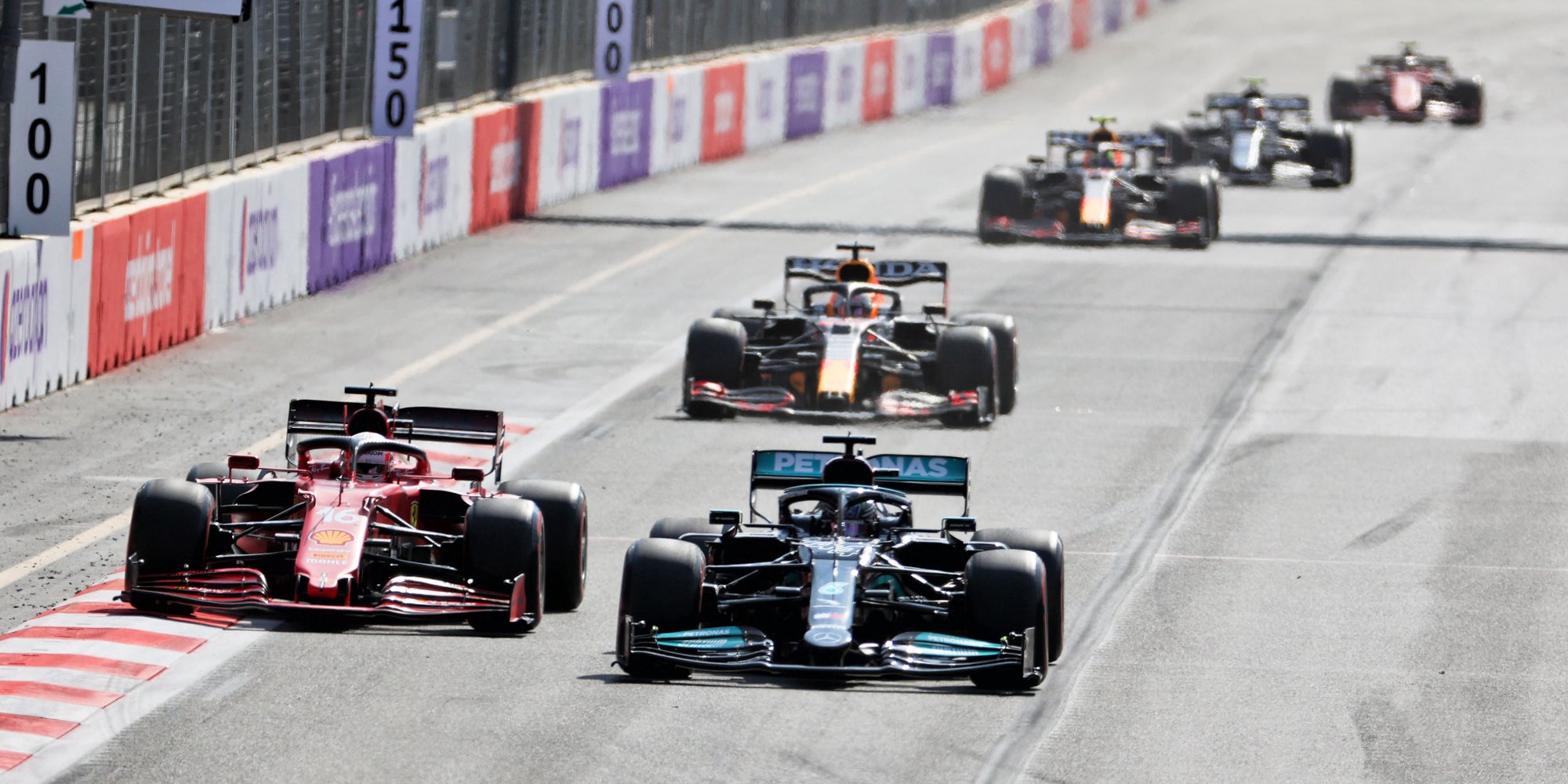 Charles Leclerc (Ferrari) et Lewis Hamilton (Mercedes) lors du Grand Prix d'Azerbaïdjan, sur le circuit de Bakou, le 6 juin 2021