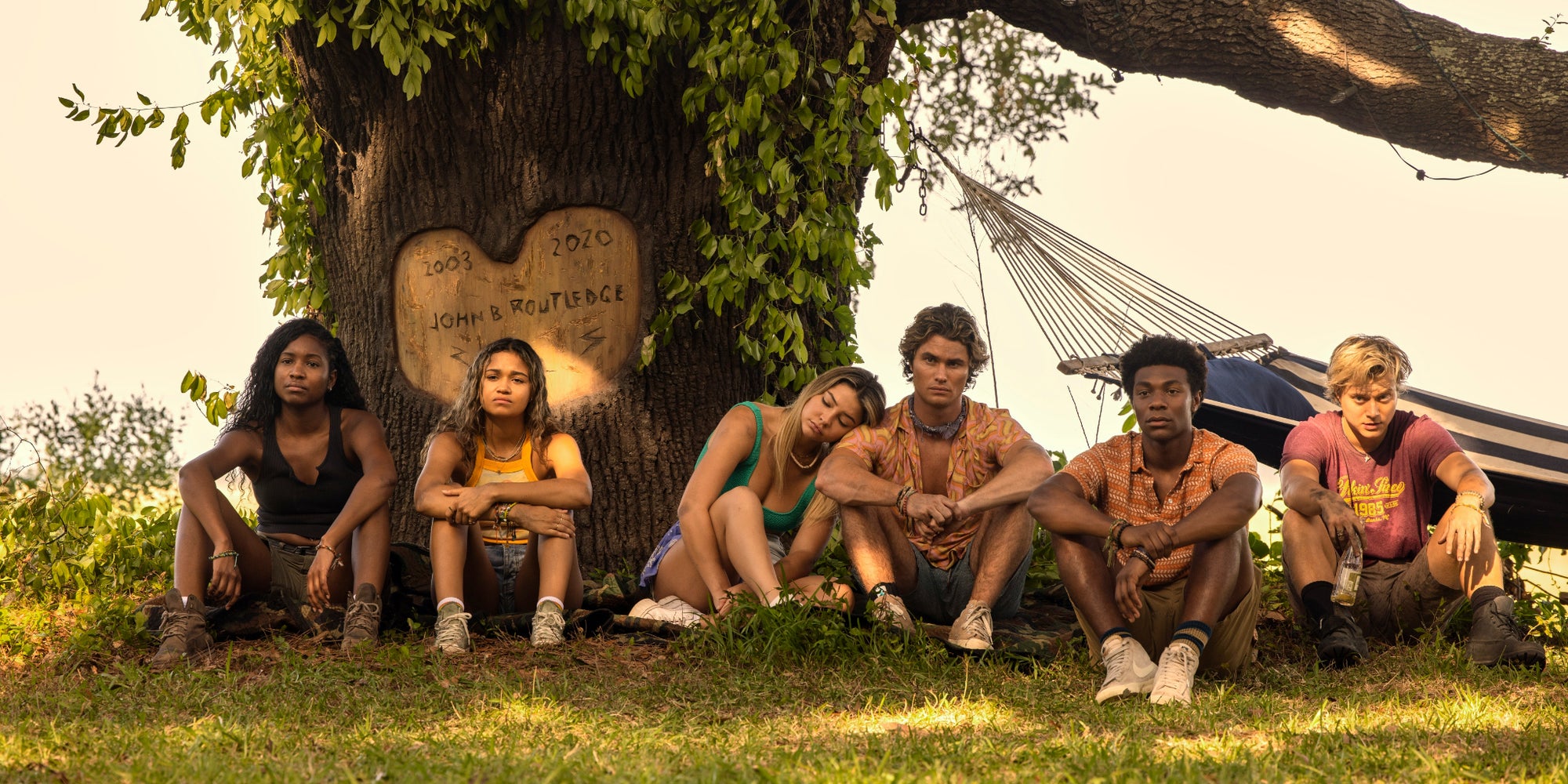 Cleo (Carlacia Grant), Kiara (Madison Bailey), Sarah Cameron (Madelyn Cline), John B (Chase Stokes), Pope (Jonathan Daviss) et JJ (Rudy Pankow) dans l'épisode 9 de la saison 3 d'Outer Banks sur Netflix