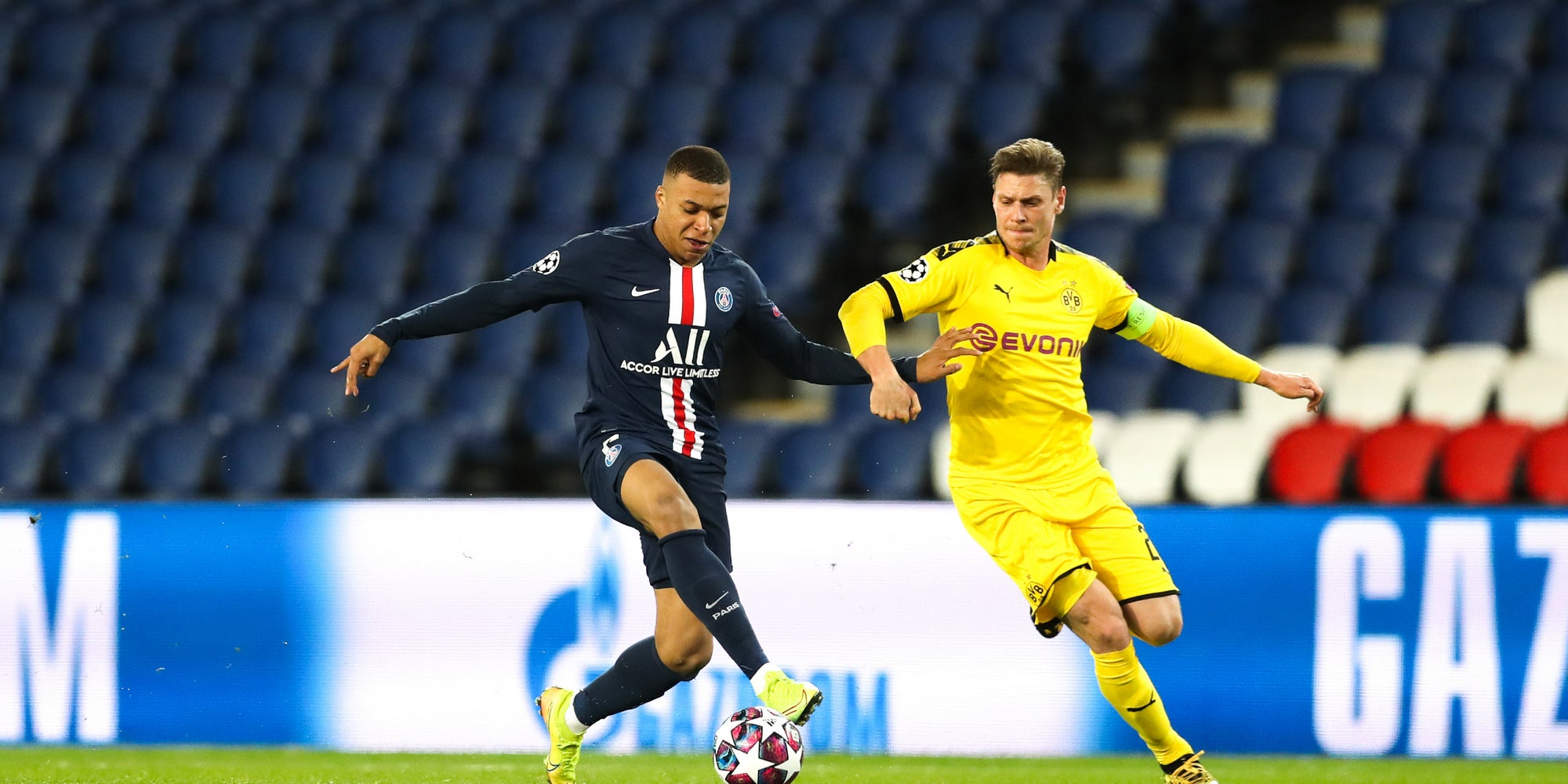 Kylian Mbappé et Łukasz Piszczek lors de la dernière confrontation entre le PSG et Dortmund, le 11 mars 2020 au Parc des Princes, à l'occasion des 8e de finale retour de la Ligue des Champions. 