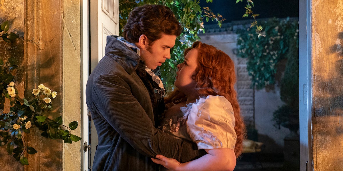 Nicola Coughlan (Penelope) et Luke Newton (Colin) dans la saison 3 de "La Chronique des Bridgerton" sur Netflix. 