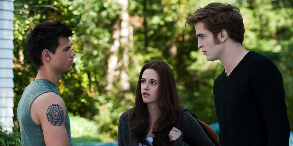 Dans Twilight, Bella a du mal à choisir entre le loup-garou Jacob et le vampire Edward