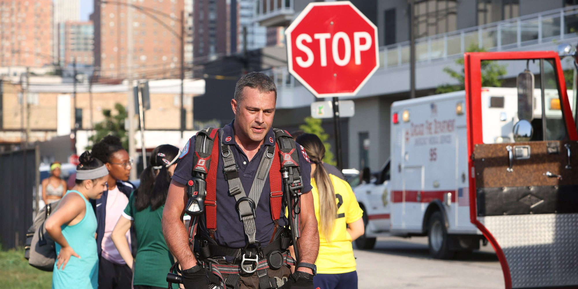 Taylor Kinney reprend son rôle de Lieutenant Kelly Severide dans la saison 11 de Chicago Fire sur 13ème Rue. 