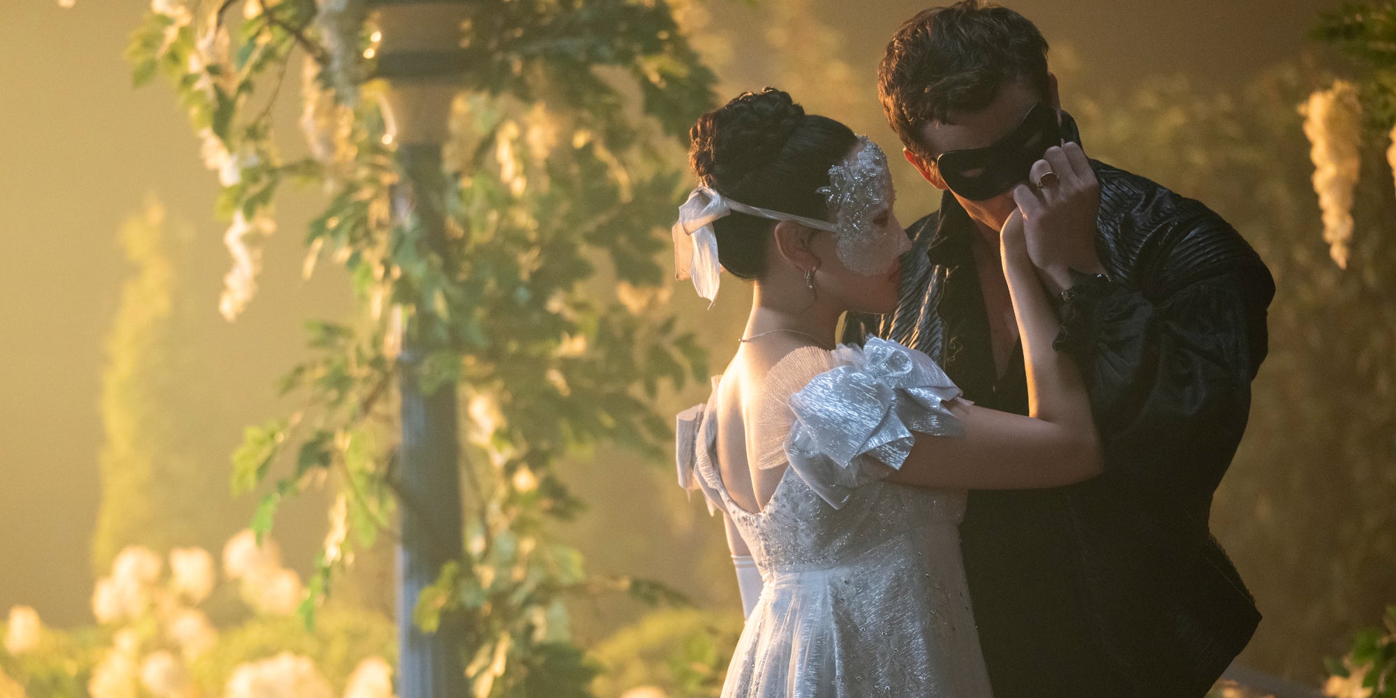 Découvrez la nouvelle passion naissante au cœur de la saison 4 de "La Chronique des Bridgerton" entre Benedict Bridgerton et Sophie Beckett, bientôt sur Netflix.