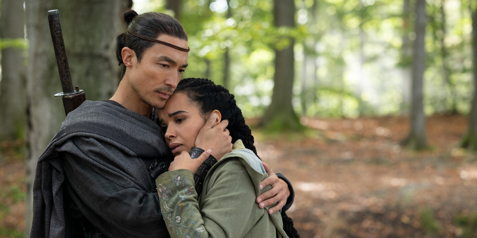 Lan Mandragoran (Daniel Henney) et Nynaeve al'Meara (Zoë Robins) dans la saison 2 de la série "La Roue du Temps". 