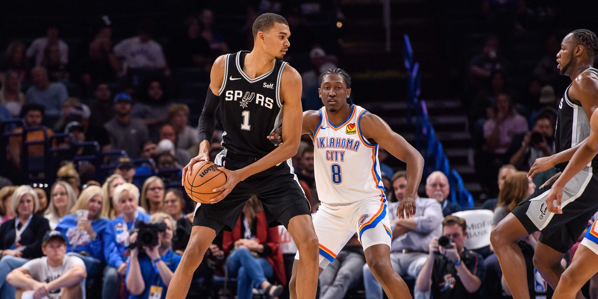 Victor Wembanyama face à Jalen Williams lors d'un match de pré-saison entre les San Antonio Spurs et le Thunder, à Oklahoma City, le 9 octobre 2023. 