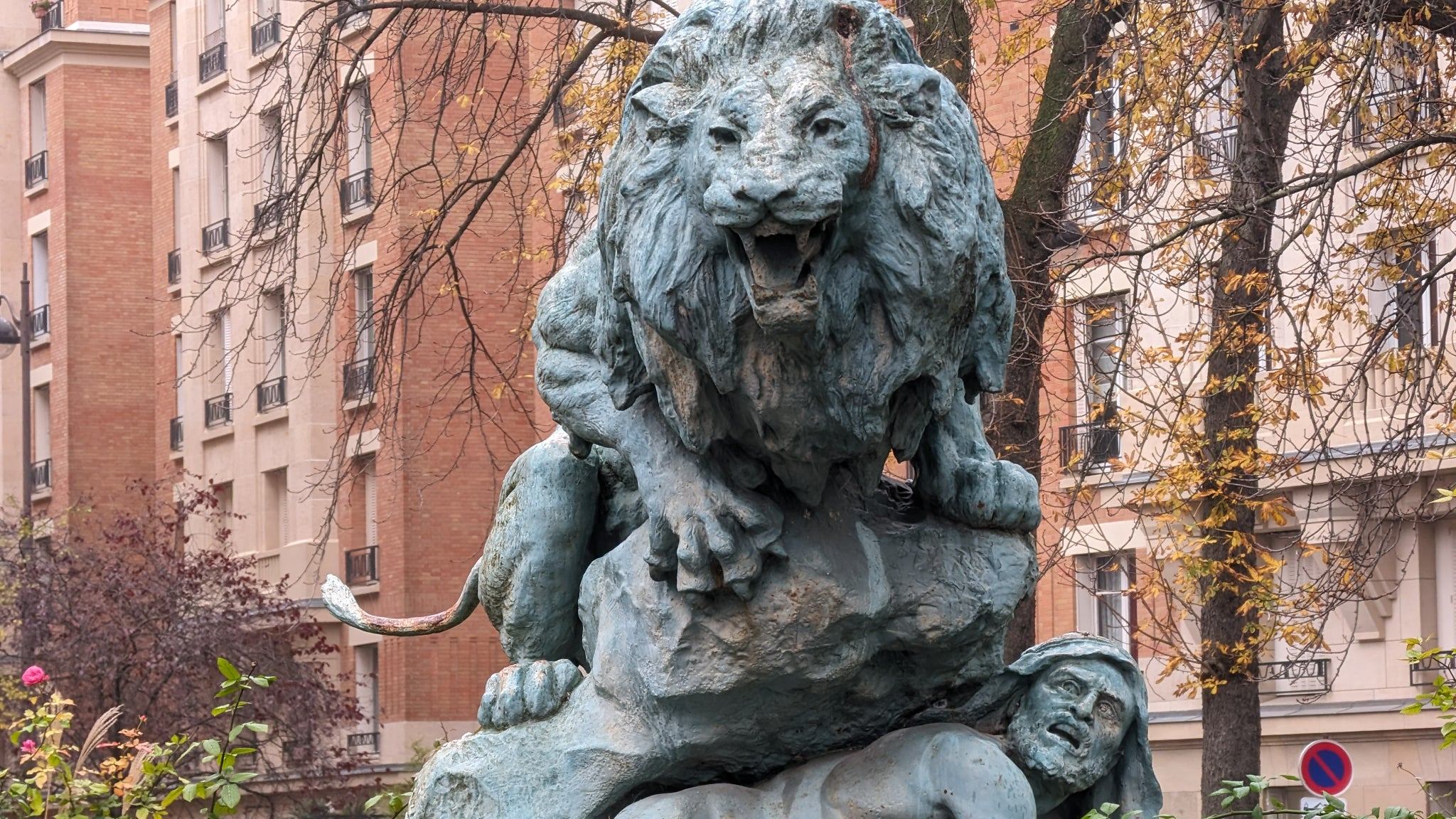 Puis au x5 : on constate que la qualité d'image est toujours très nette, et que les détails de la statue sont parfaitement capturés par l'objectif. Puis au x5 : on constate que la qualité d'image est toujours très nette, et que les détails de la statue sont parfaitement capturés par l'objectif.