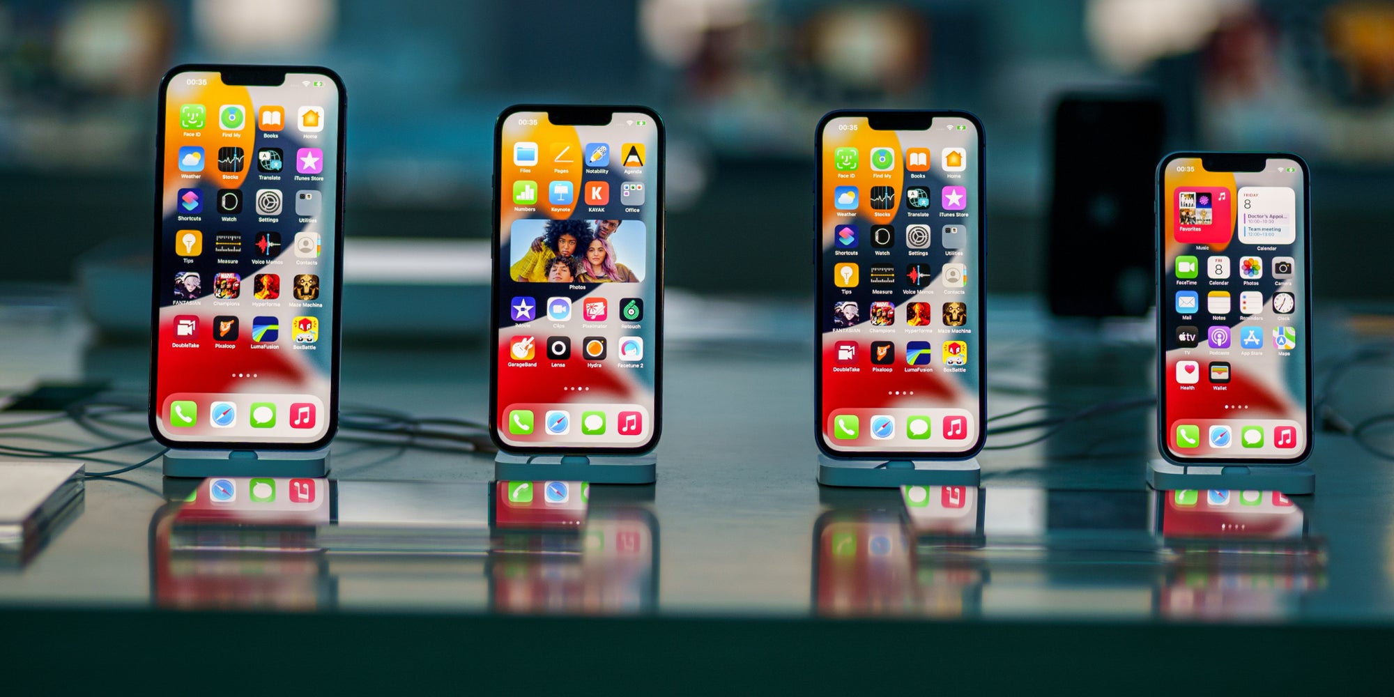 L'iPhone 13 sous toutes ses formes (de gauche à droite : Pro Max, Pro, classique et mini), avec l'interface iOS 15.