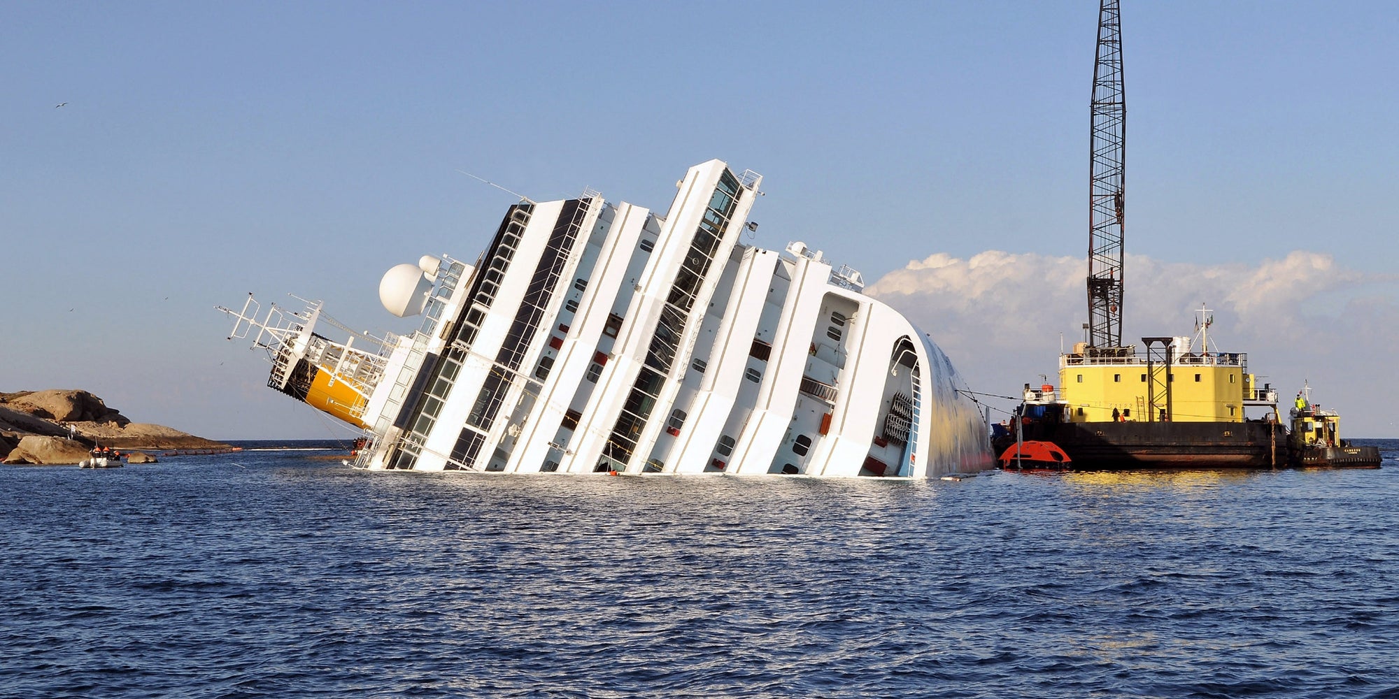 Des équipes de secours interviennent autour du Costa Concordia, échoué au large de l'île italienne du Giglio, quelques jours après le naufrage du 13 janvier 2012.