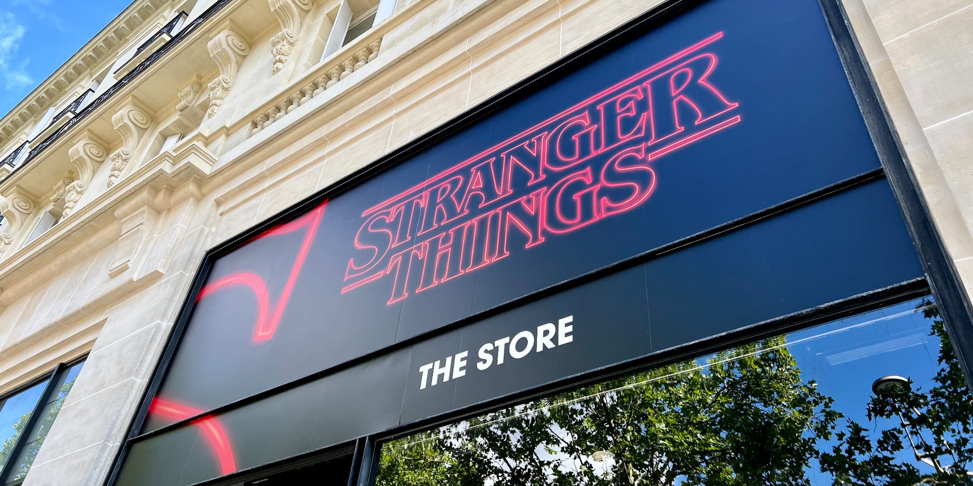 Un pop-up store Stranger Things s'est installé au 44 avenue des Champs-Élysées, à Paris.