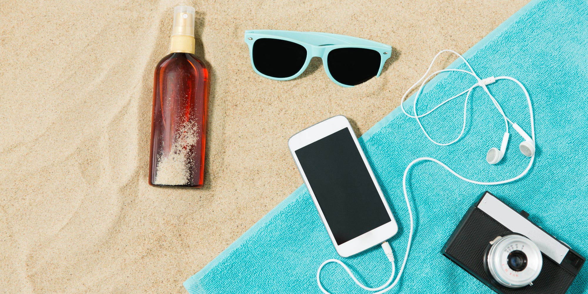 Laissez traîner son smartphone sur la serviette de plage, dans le sable, en plein soleil... Tout ce qu'il ne faut pas faire !