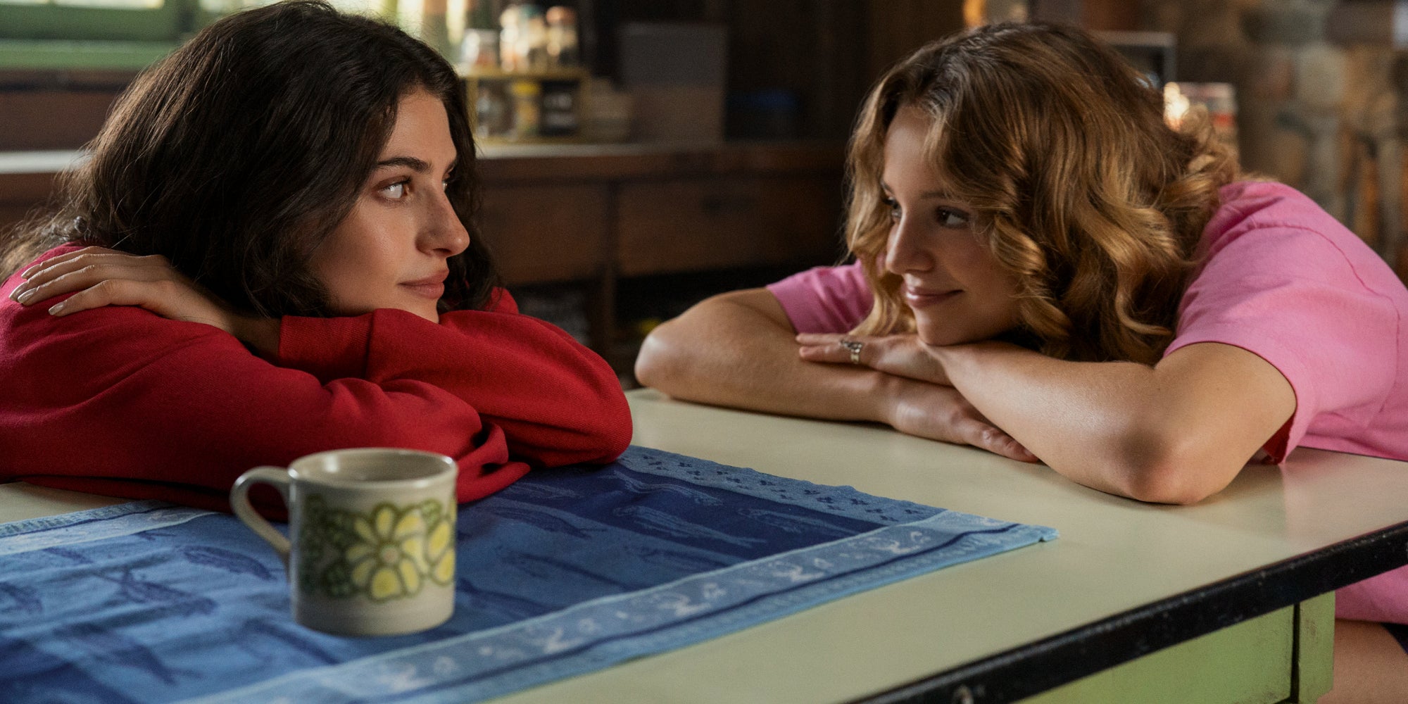 Ella Rubin et Bo Bragason dans la série "Sterling Point". 