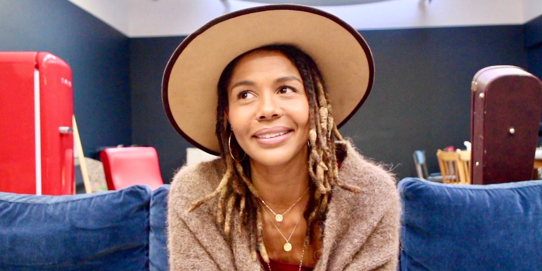 Ayo nous présente son nouvel album, "Royal", dans une interview en vidéo sur SFR Actus.