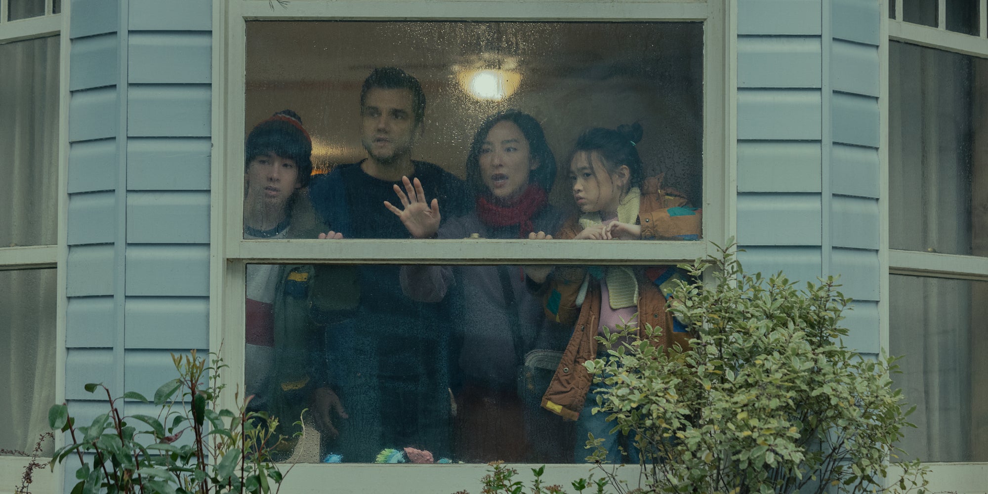 Noah Alexander Sosnowski, Wagner Moura, Greta Lee et Riley Chung dans "Le Dernier Refuge".
