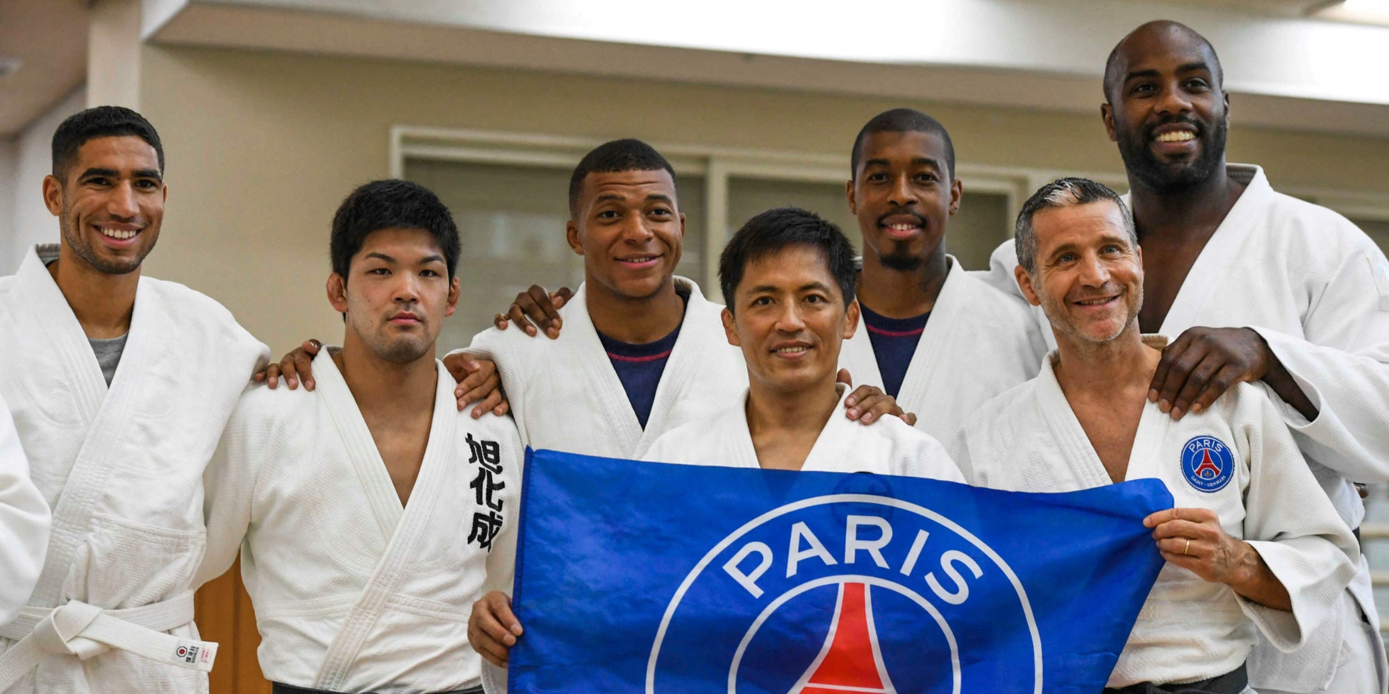 Les joueurs du PSG en compagnie de champions de judo au Kodokan de Tokyo, le 21 juillet 2022