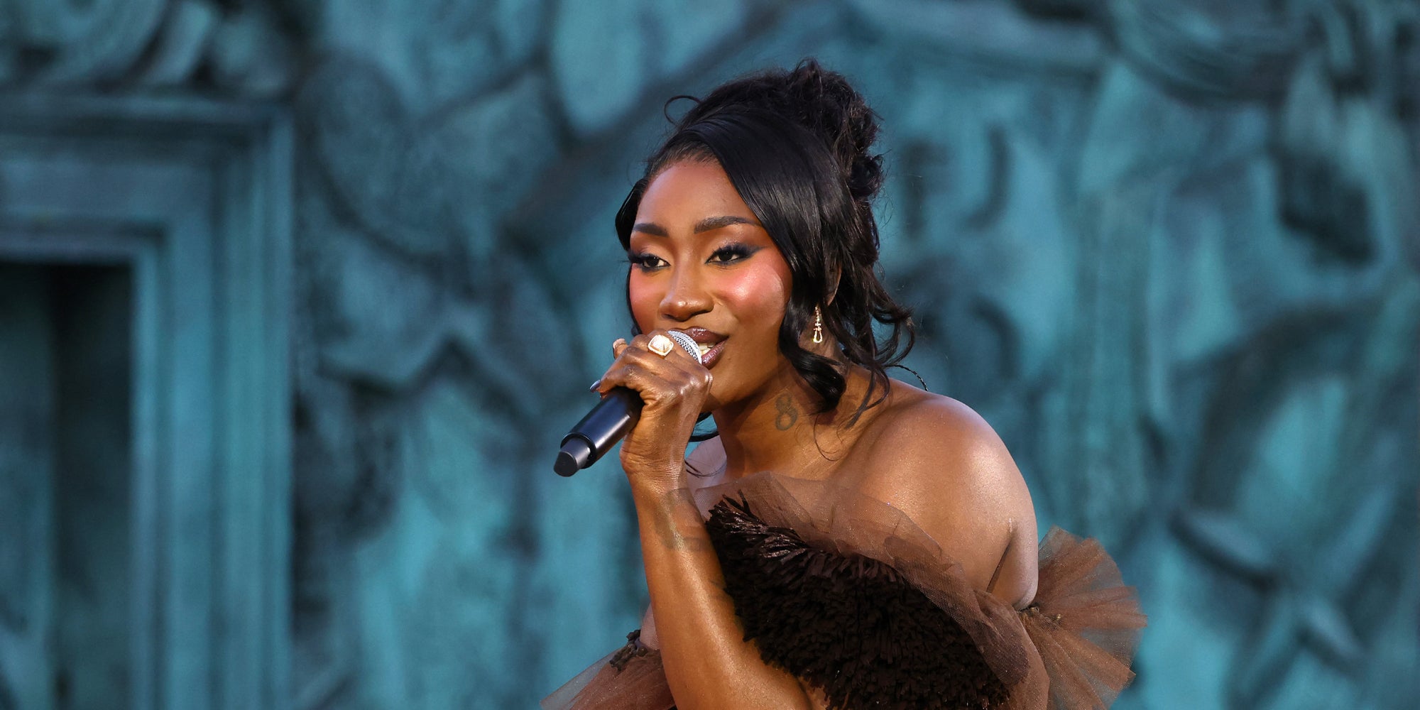 Aya Nakamura sur la scène du Vogue World qui s'est déroulé Place Vendôme à Paris, le 23 juin 2024. 
