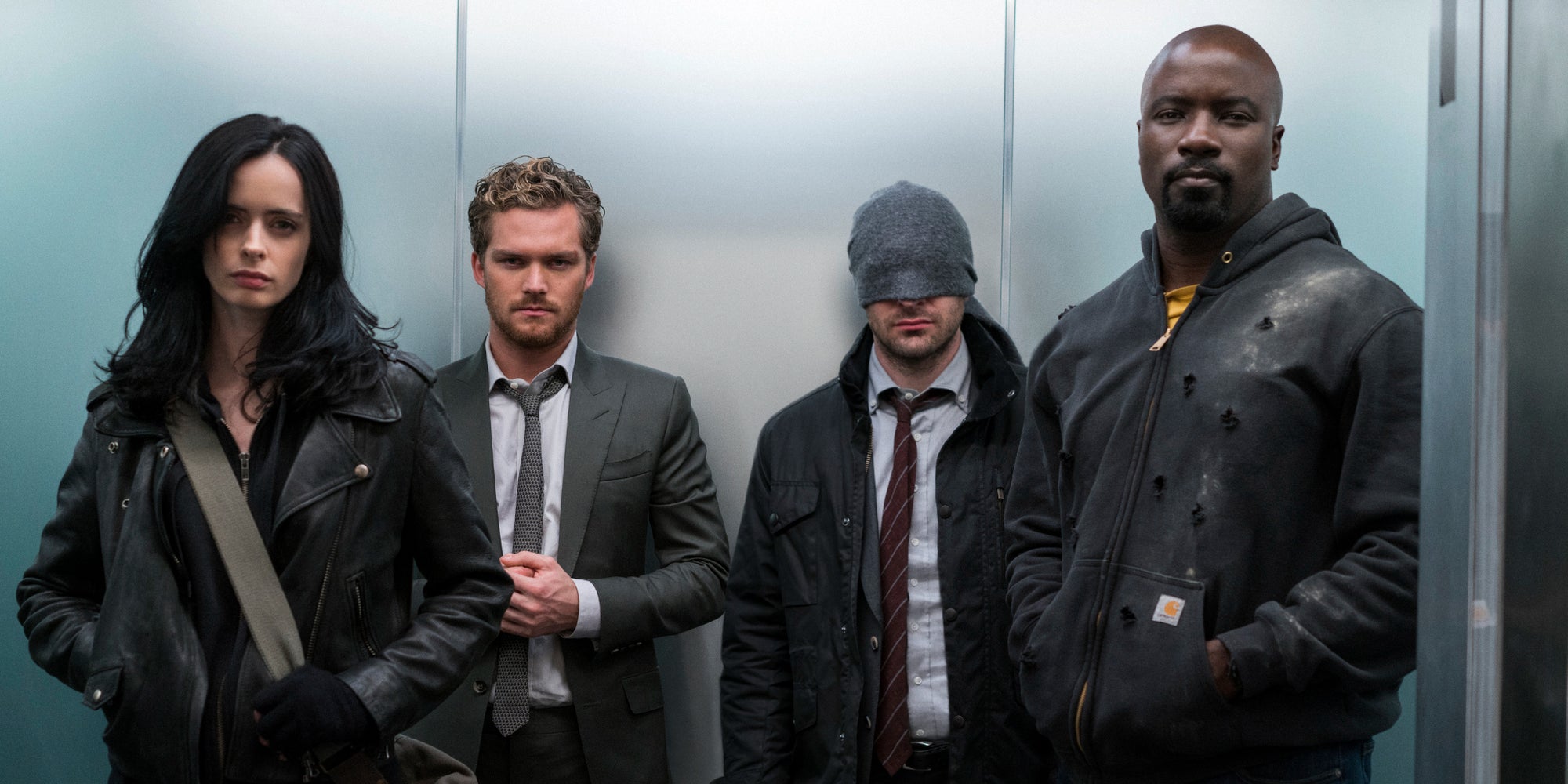 Jessica Jones (Krysten Ritter), Iron Fist (Finn Jones), Daredevil (Charlie Cox) et Luke Cage (Mike Colter), ici réunis dans la série "The Defenders".