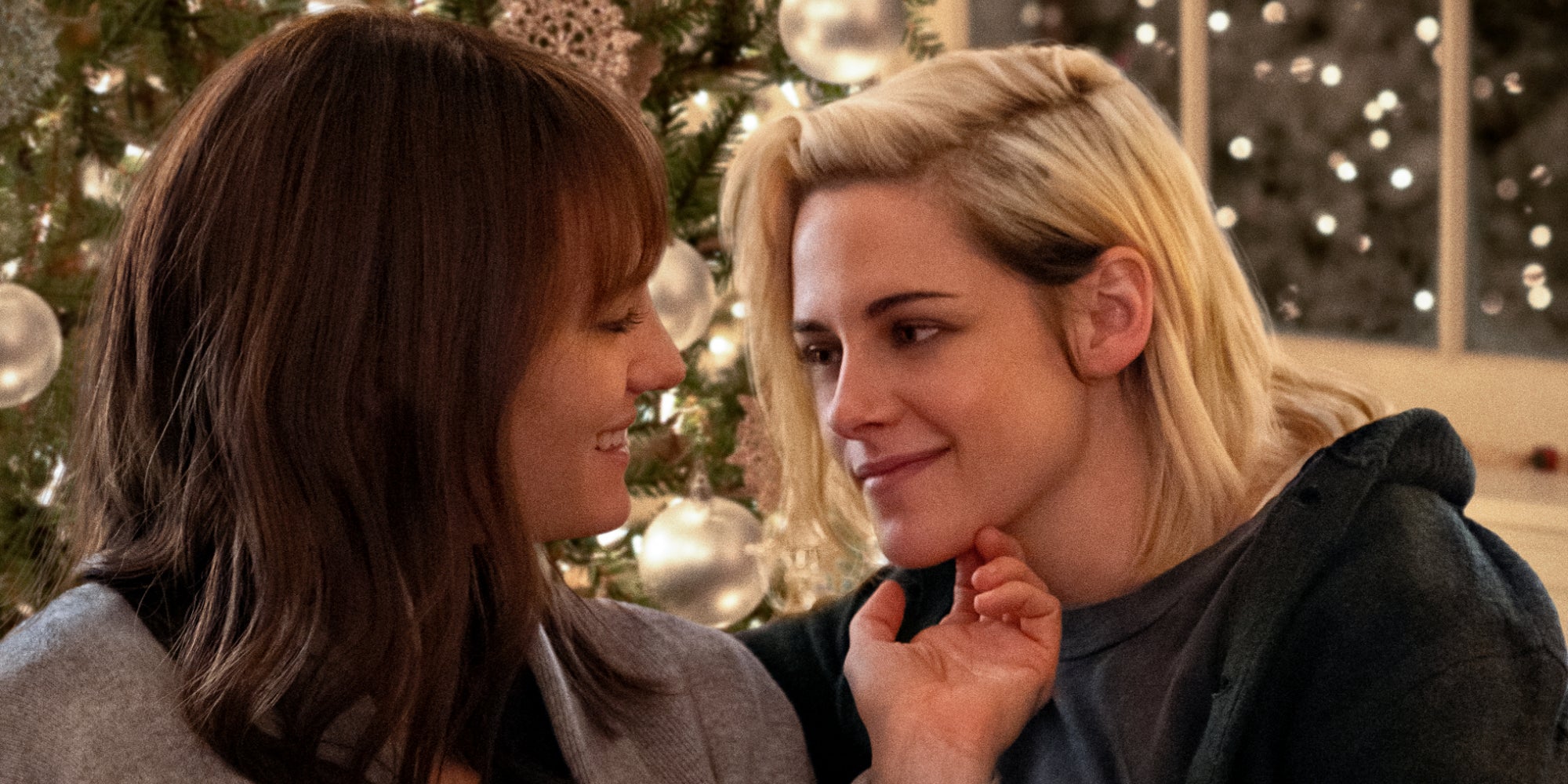 Mackenzie Davis et Kristen Stewart dans Ma Belle-famille, Noël et Moi.
