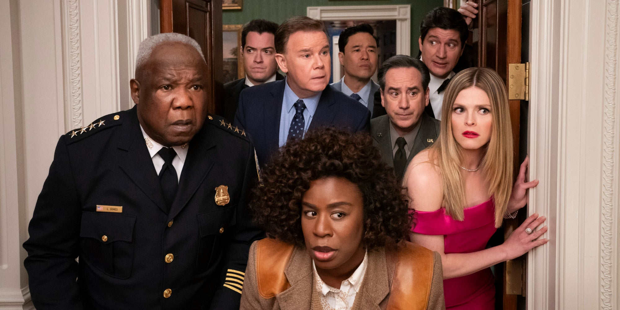 Isiah Whitlock Jr., Dan Perrault, Spencer Garrett, Uzo Aduba, Randall Park, Andrew Friedman, Ken Marino et Molly Griggs dans le premier épisode de "La Résidence" sur Netflix
