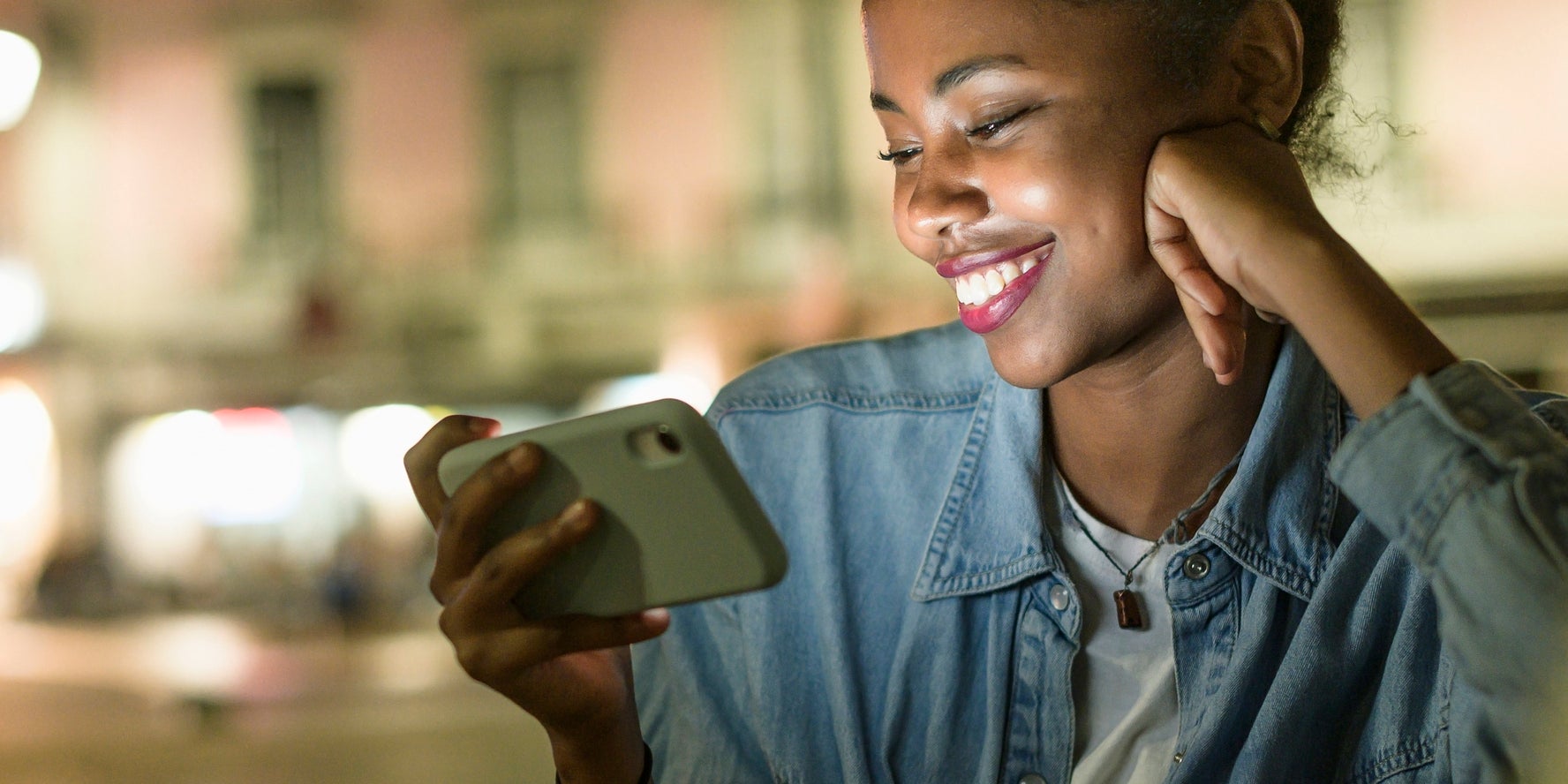 Profitez de vos films et séries préférés partout où vous allez avec le forfait 200 Go 5G SFR. 