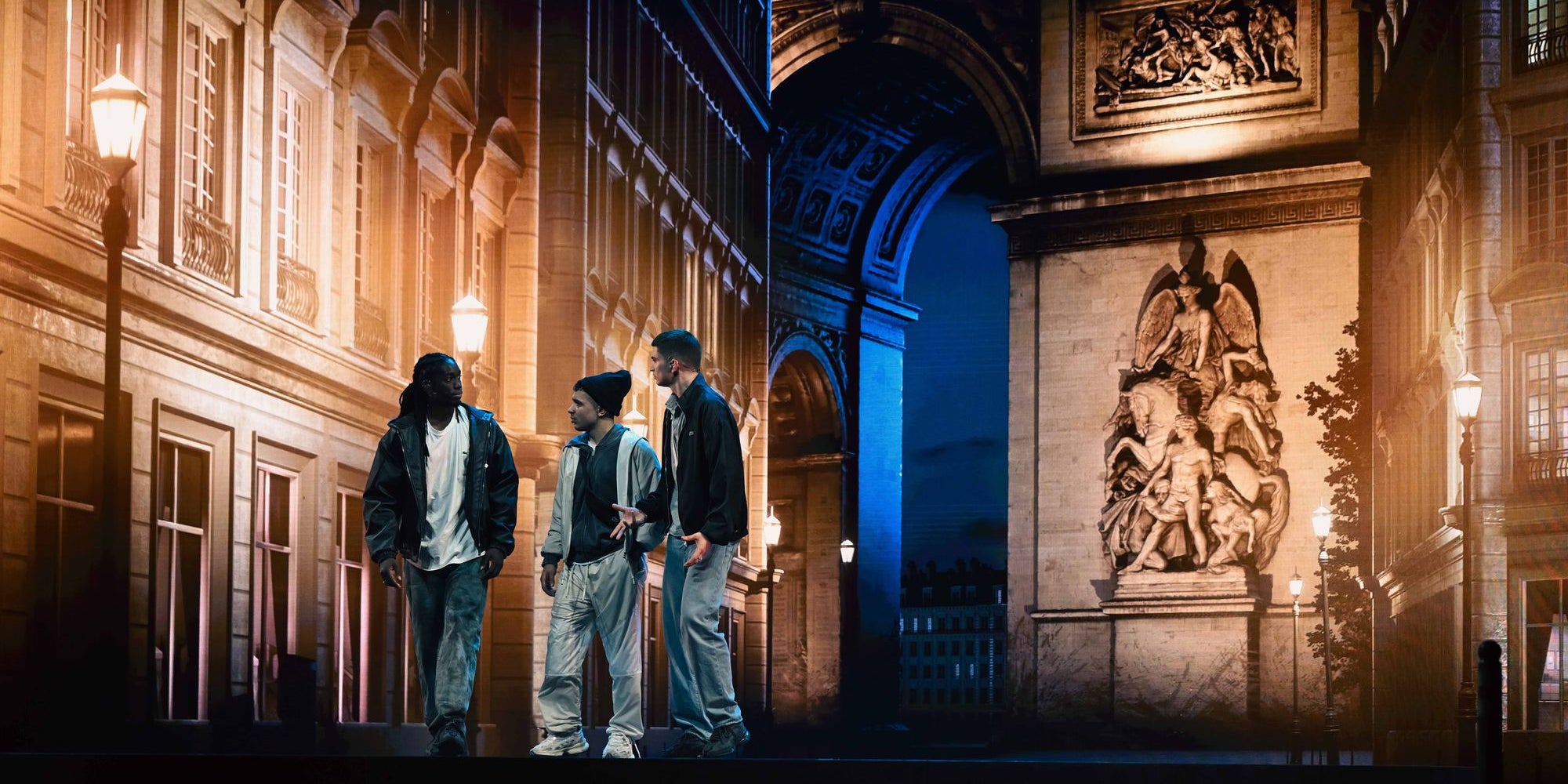 Alivor (Hubert), Samy Belkessa (Saïd) et Alexander Ferrario (Vinz) dans la comédie musicale ''La Haine : Jusqu'ici rien n'a changé''.