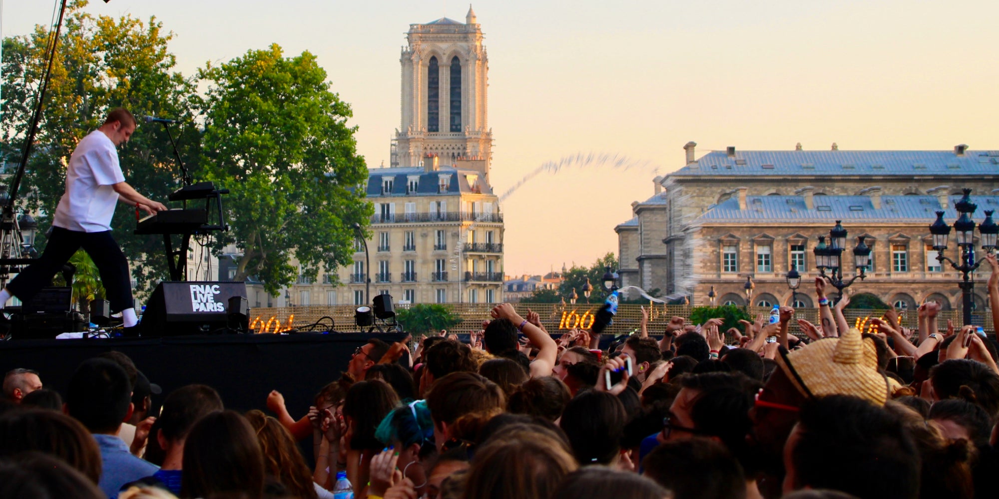 Vue sur Notre-Dame au soleil couchant, pendant le DJ set enflammé de Hervé.
