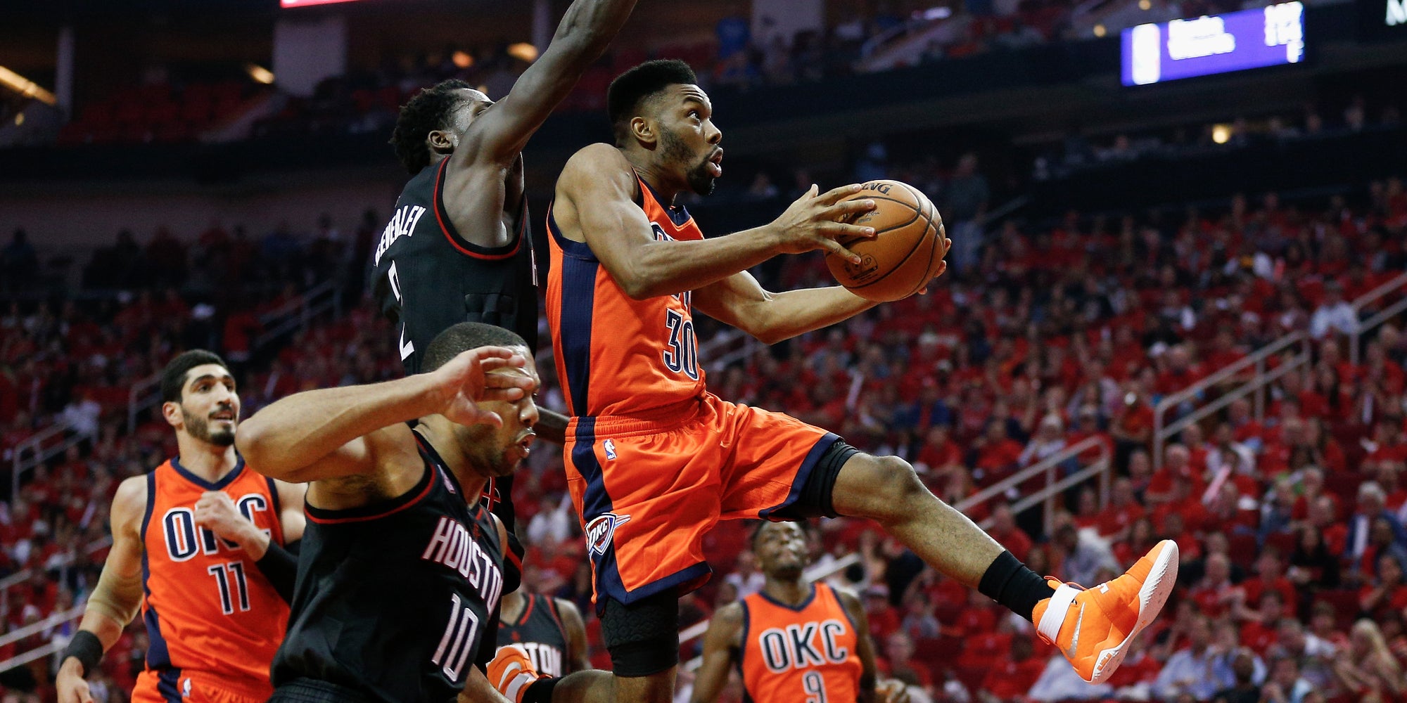 Norris Cole en position de marquer pour les Oklahoma City Thunder, face aux Houston Rockets, lors d'un match de Playoffs à Houston, le 16 avril 2017. 