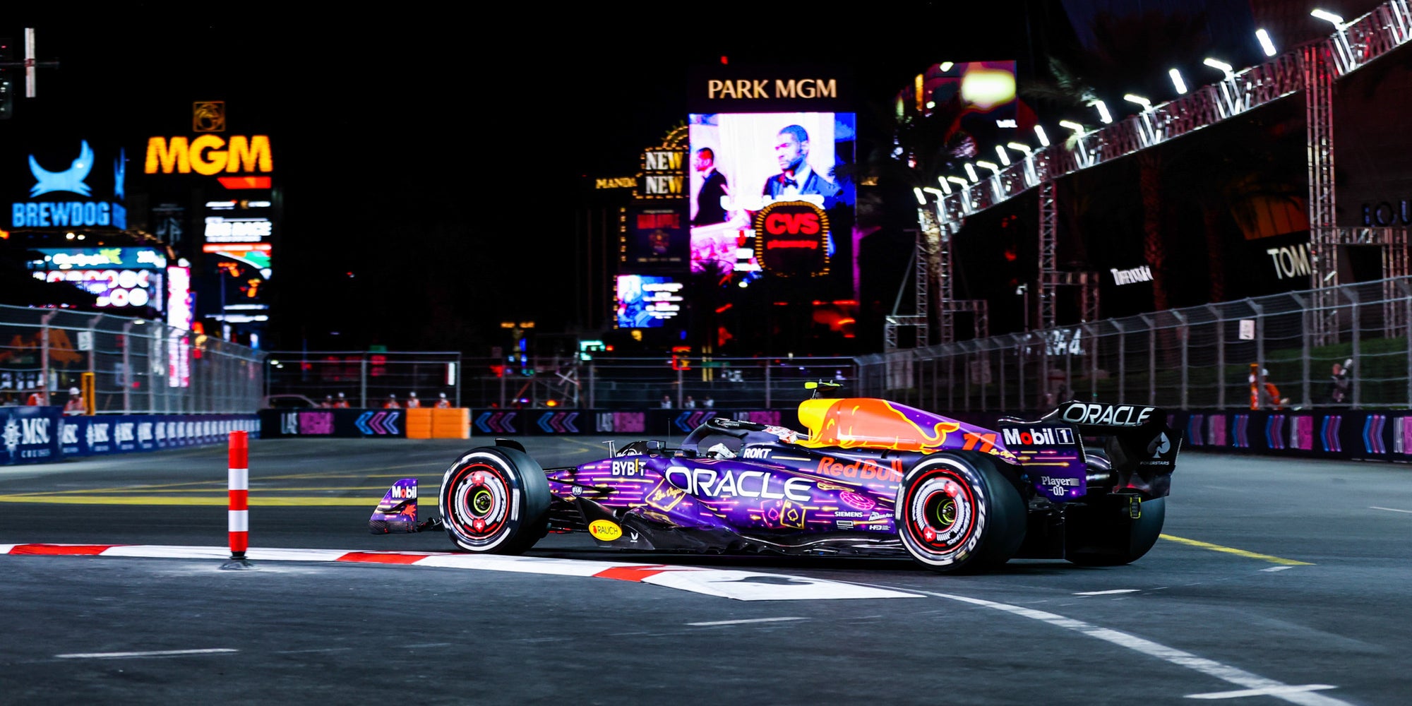 Le pilote Sergio Perez (MEX, Oracle Red Bull Racing) lors du Grand Prix de Formule 1 de Las Vegas sur le circuit de Las Vegas (États-Unis) le 19 Novembre 2023.