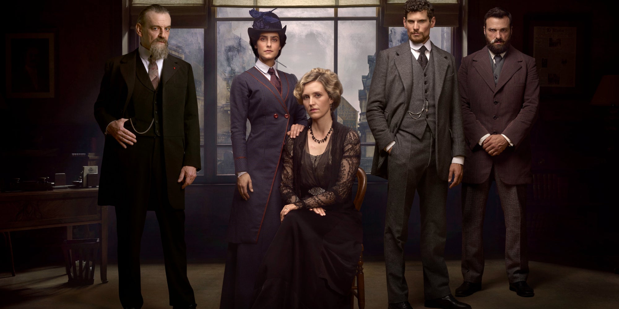 Marc Barbé, Eugénie Derouand, Évelyne Brochu, Jérémie Laheurte et Thibaut Evrard dans "Paris Police 1910".