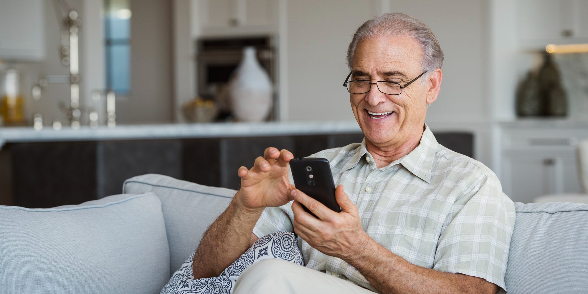Chers seniors, on a dégoté le meilleur smartphone pour vous sur la boutique en ligne SFR !
