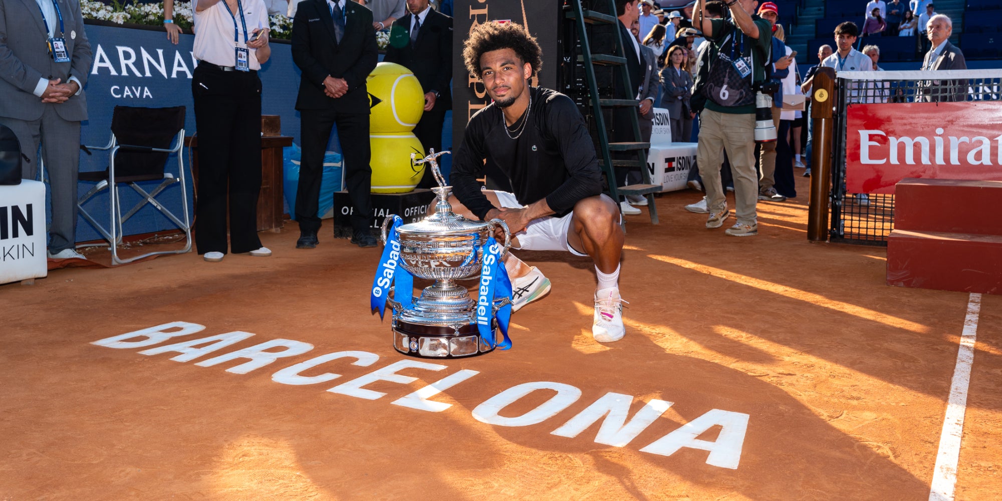Arthur Fils pose avec le trophée après sa victoire en finale de l'ATP 500 de Barcelone face à Andrey Rublev, le 19 avril 2026. 
