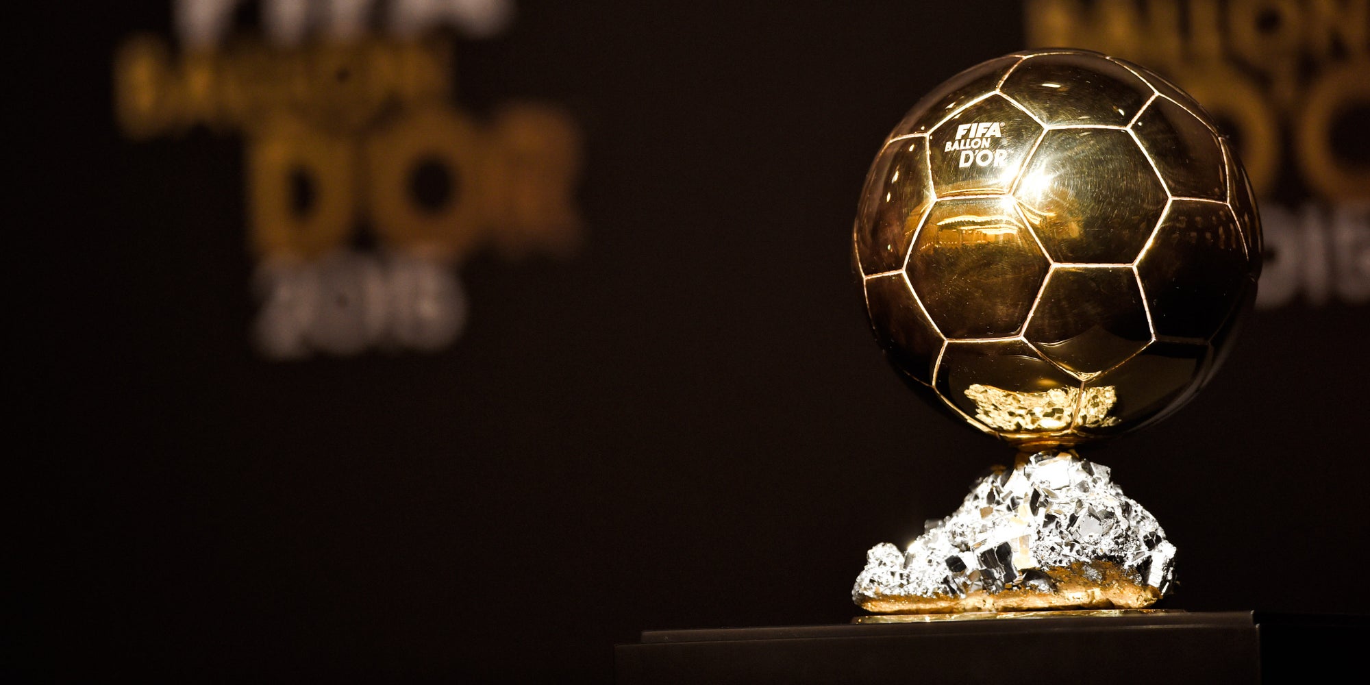 Le Ballon d’Or (ici celui de l'édition 2015) photographié en 2016 à Zurich (Suisse).