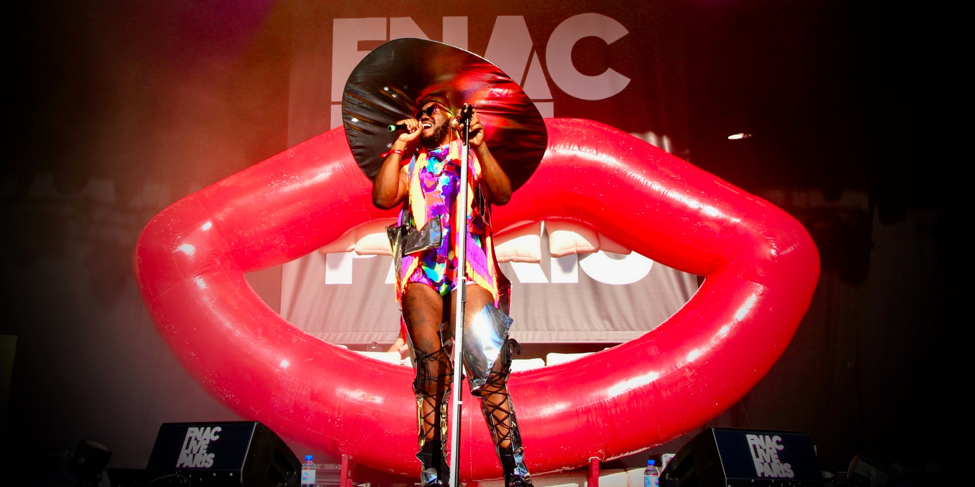 Le "prince français du voguing" Kiddy Smile a offert un show haut en couleurs sur le Parvis de l'Hôtel de Ville.