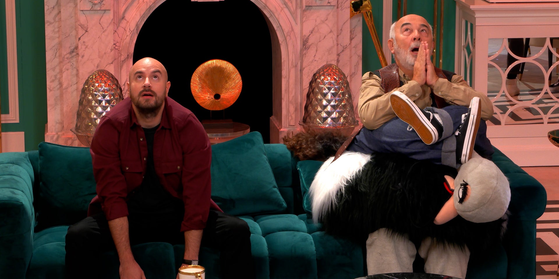 Kyan Khojandi et Gérard Jugnot tentent désespérément de ne pas rire dans la saison 1 de "LOL : qui rit, sort !".