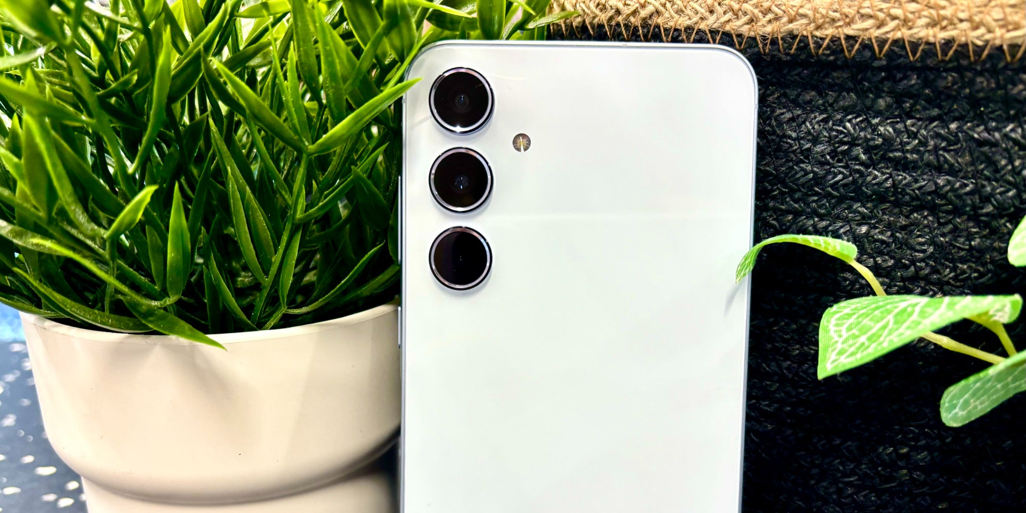 Le Galaxy A55 5G de Samsung dans son coloris bleu (très clair).