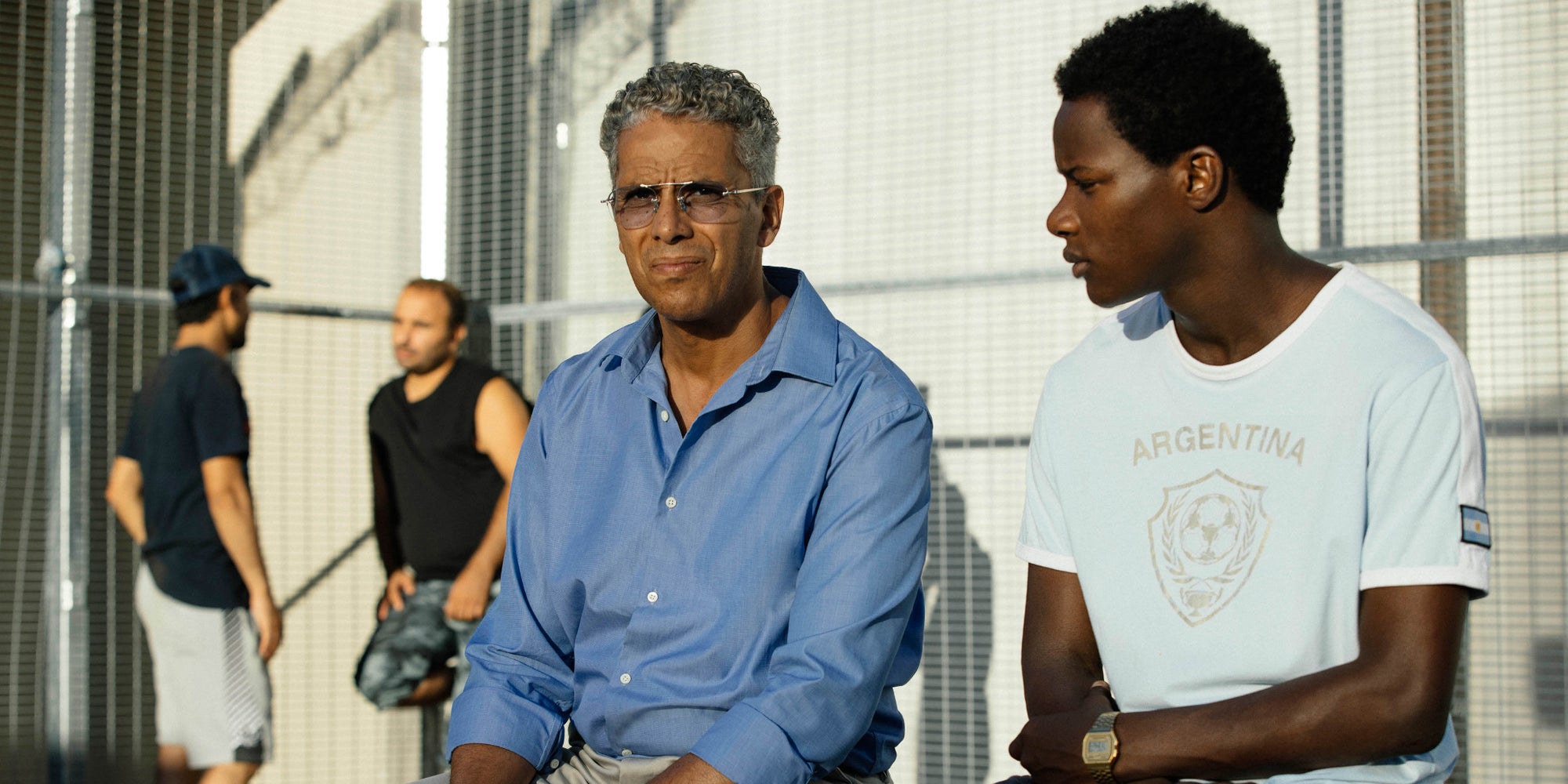 Sami Bouajila et Mamadou Sidibé dans "Un Prophète", la série, à découvrir sur Canal+.