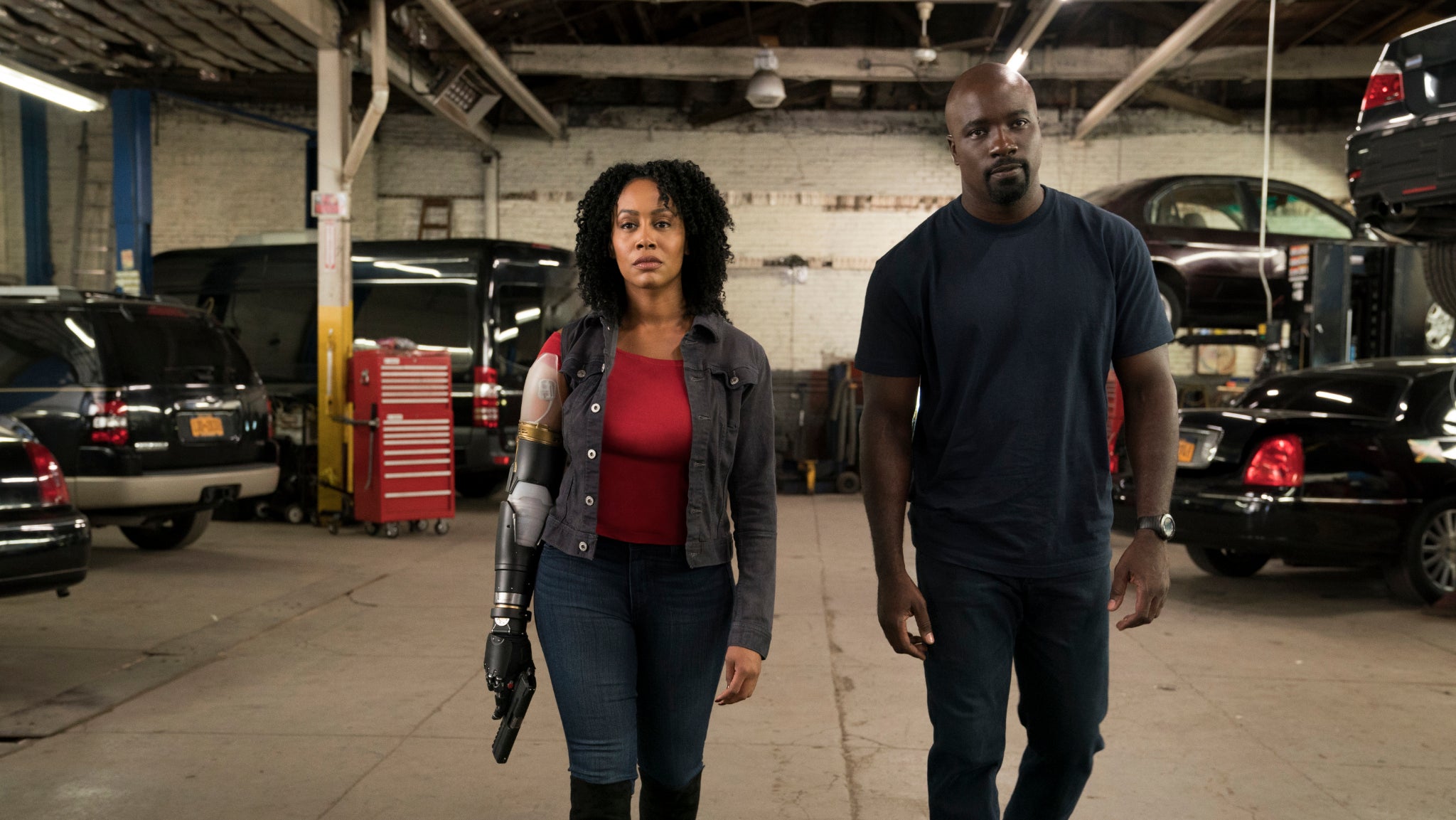 Misty Knight (Simone Missick) aux côtés de Luke Cage (Mike Colter) dans la saison 2 de la série Netflix.