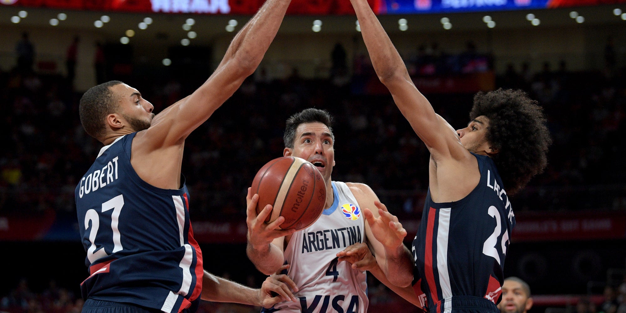 L'Argentin Luis Scola face à Rudy Gobert Louis Labeyrie en demi-finale France-Argentine de Coupe du Monde à Beijing, le 13 septembre 2019.