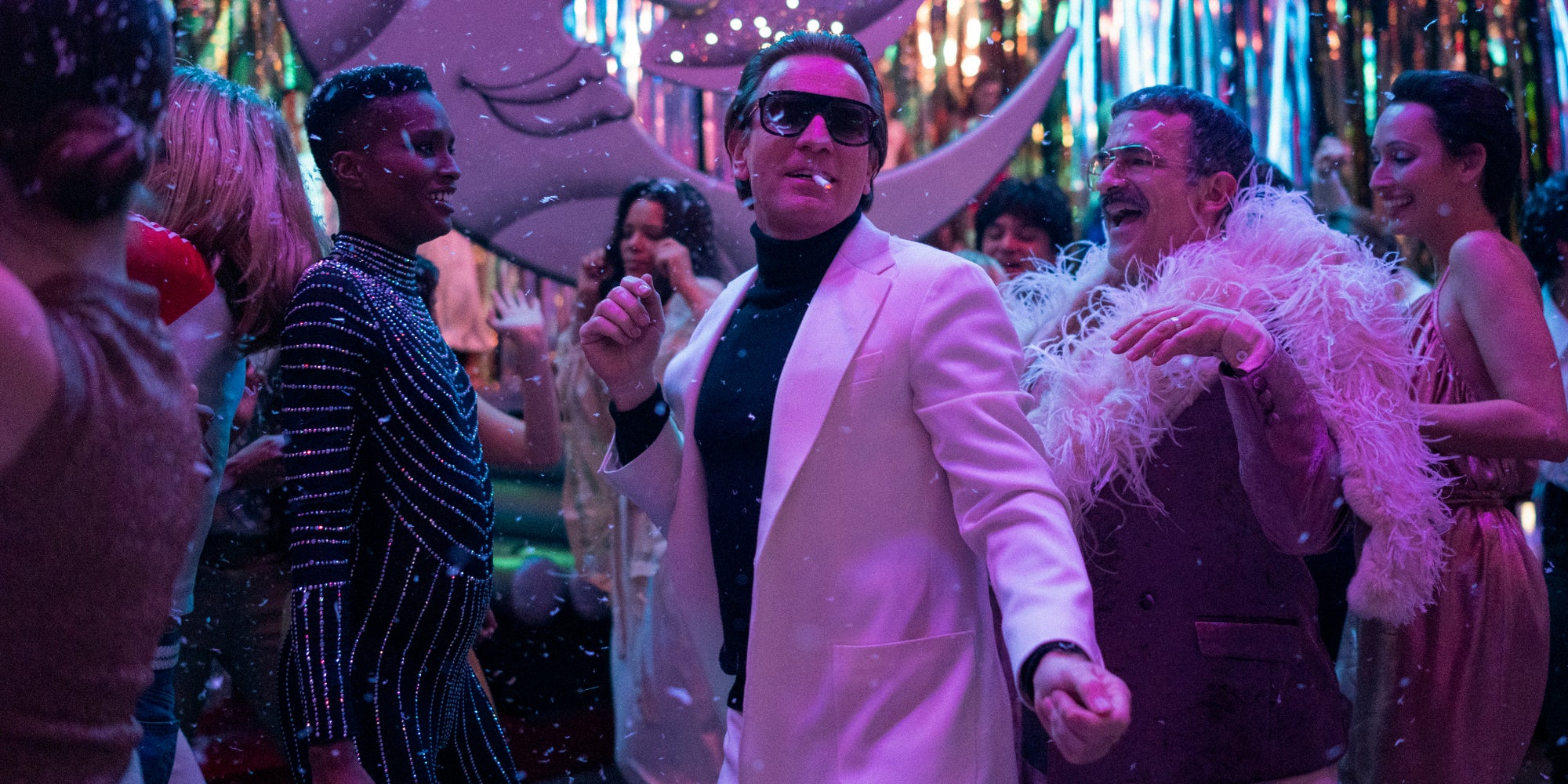 Vous ne le reconnaissez pas sous ses lunettes noires ? Ewan McGregor, mesdames et messieurs, dans la peau de Halston.