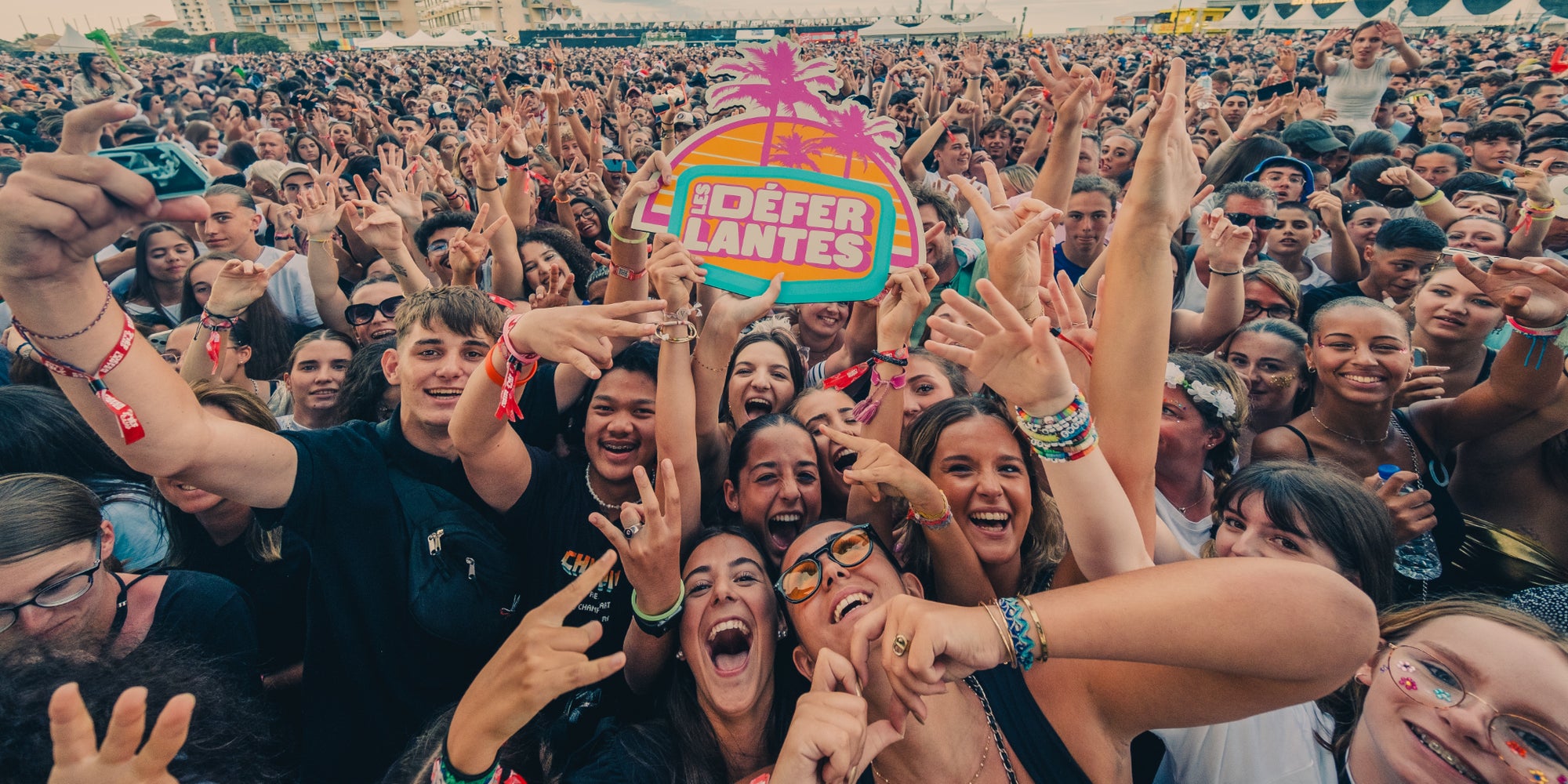 Les Déferlantes Sud de France est un festival de musiques actuelles unique qui se déroulera du 26 au 29 juin 2025 sur la plage du Barcarès 