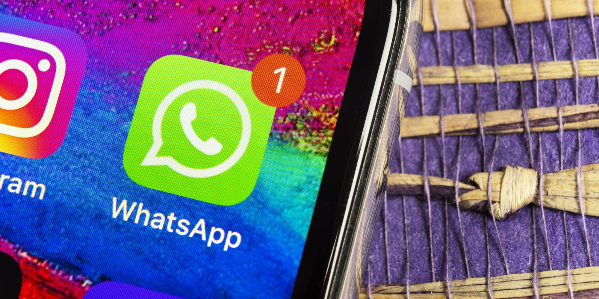 La marche à suivre pour récupérer un message supprimé sur WhatsApp.