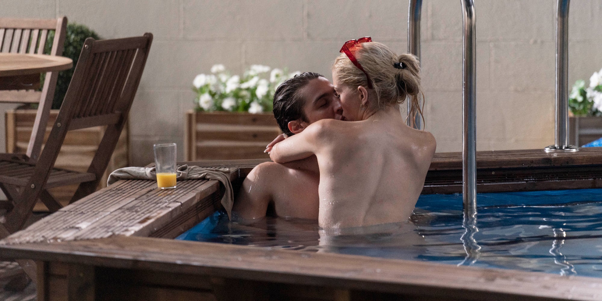 Victor Poirier et Marie Colomb prêtent leurs traits à Jean-Edouard et Loana, deux candidats phares de la télé-réalité "Loft Story" pour la série "Culte". 