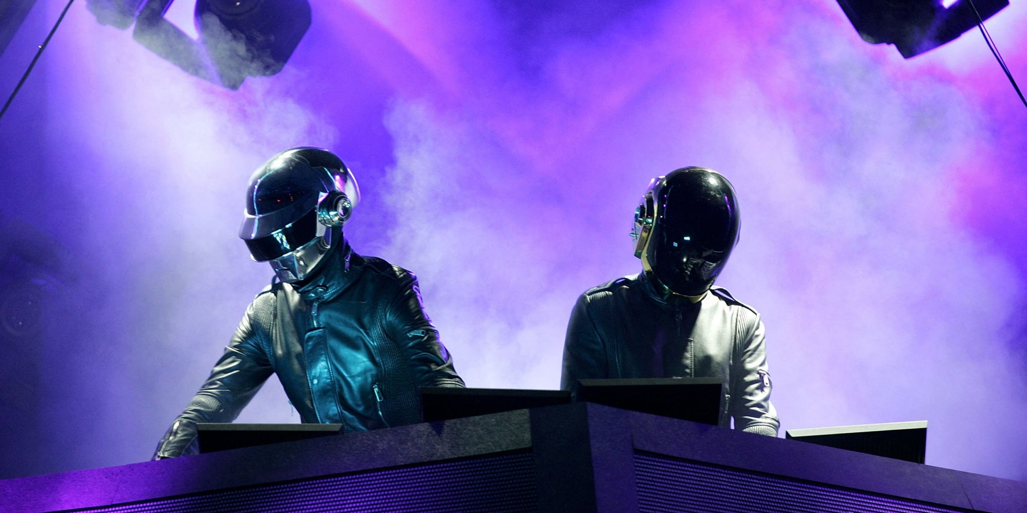 Les Daft Punk lors de leur performance au festival Coachella, à Indio en Californie, le 29 avril 2006. 