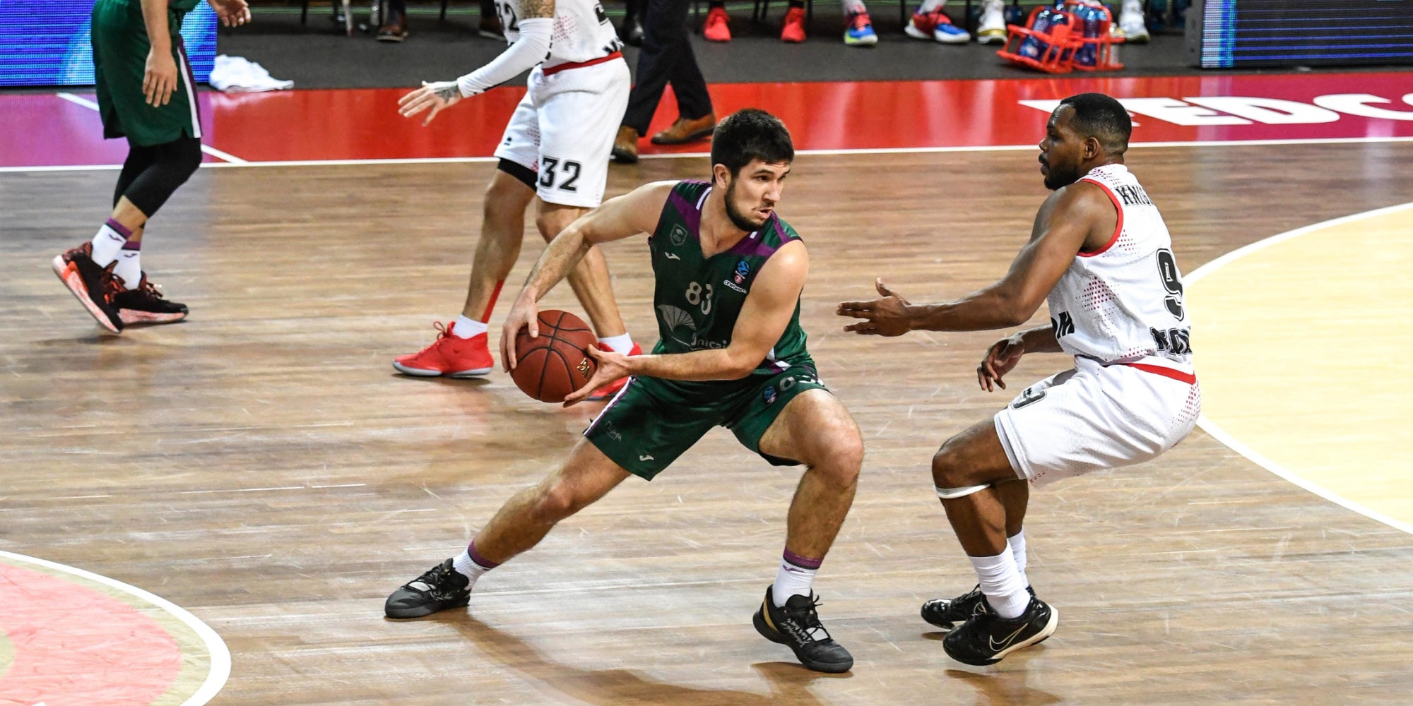 Les joueurs de l'AS Monaco (Rob Gray et Marcos Knight, en blanc) face à l'équipe de Malaga lors d'un match d'EuroCoupe, à Monaco, le 19 janvier 2021.